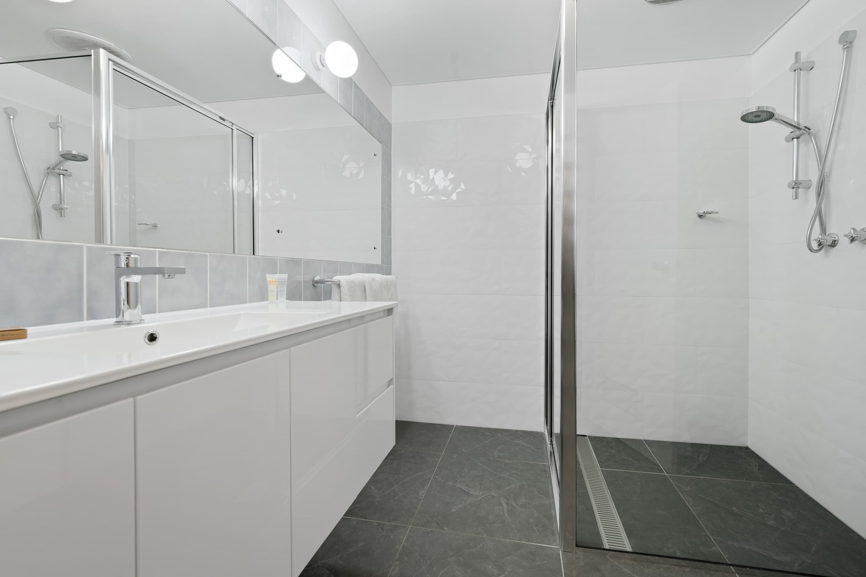 Comfort Inn Devonport - Image 3