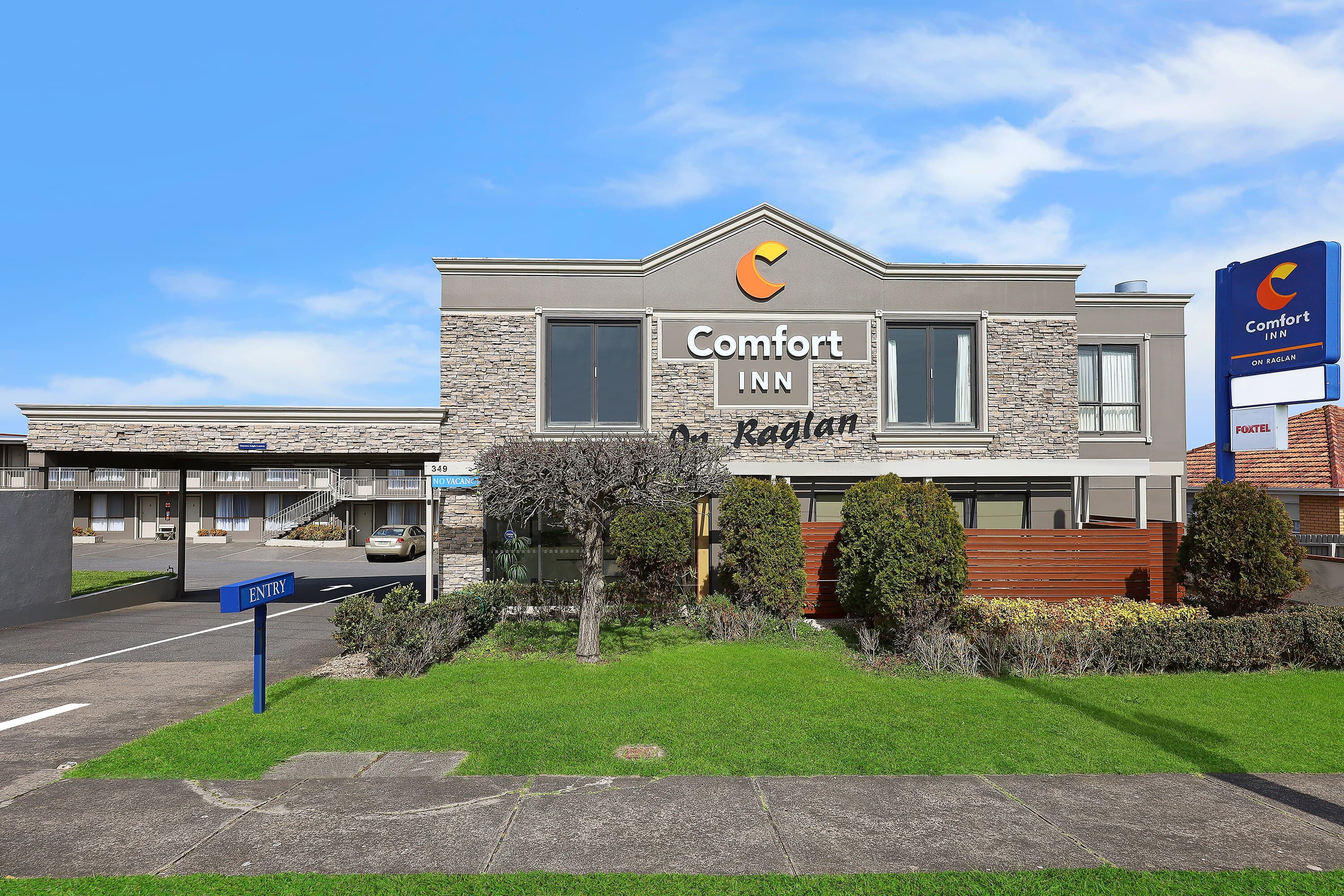 Comfort Inn on Raglan - Image 1