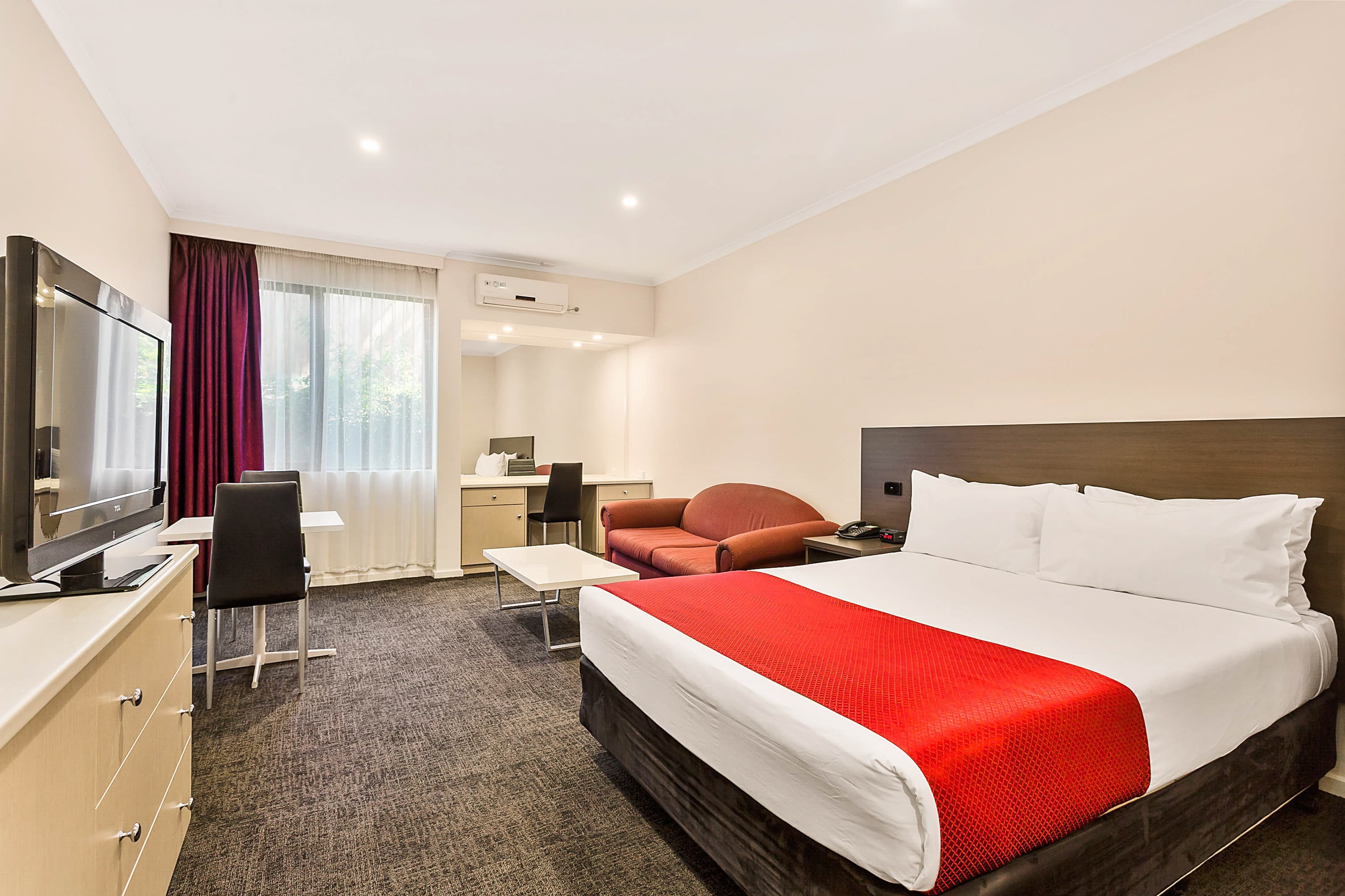 Quality Hotel Manor - Image 1