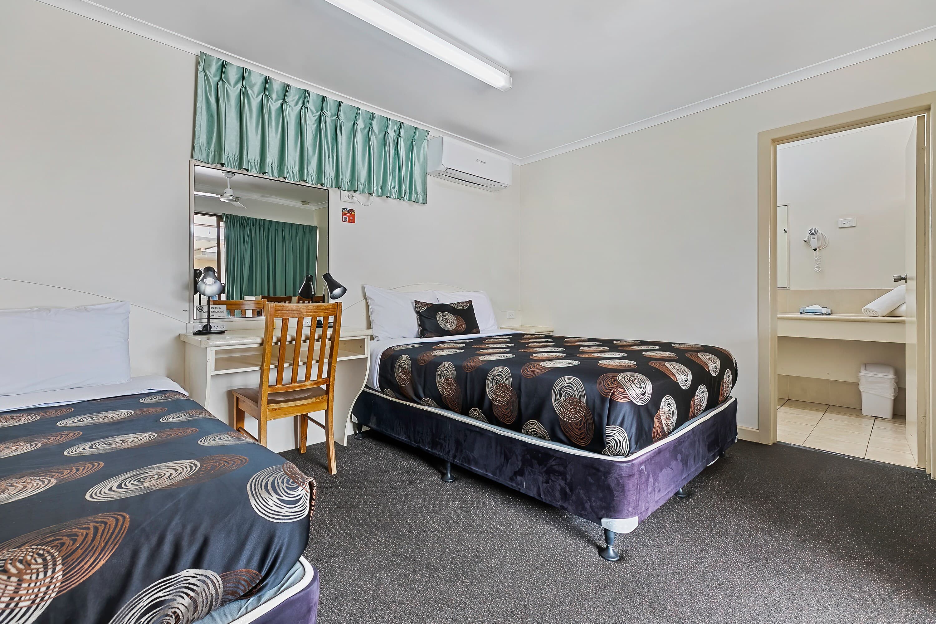 Econo Lodge Park Lane - Image 2