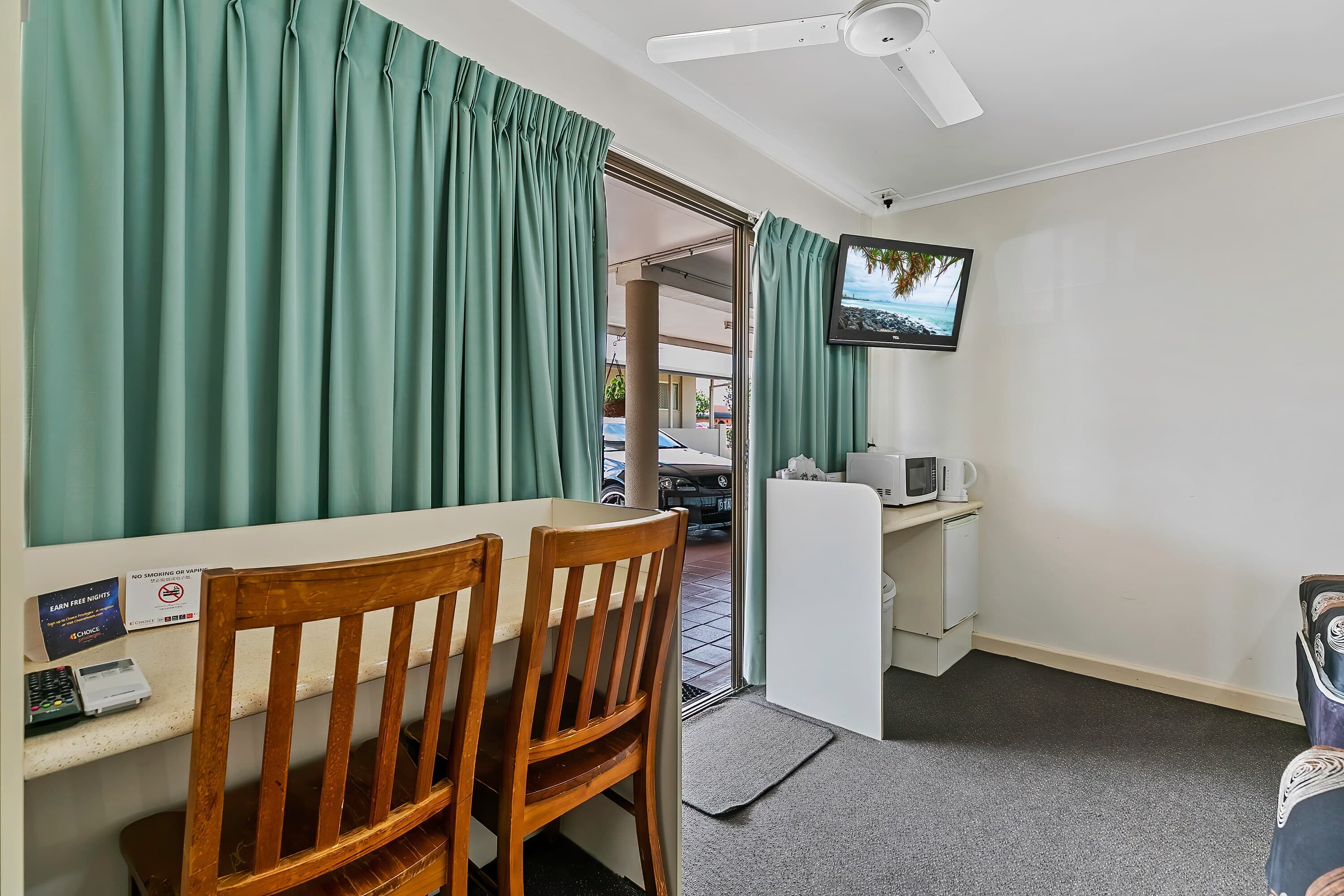 Econo Lodge Park Lane - Image 3