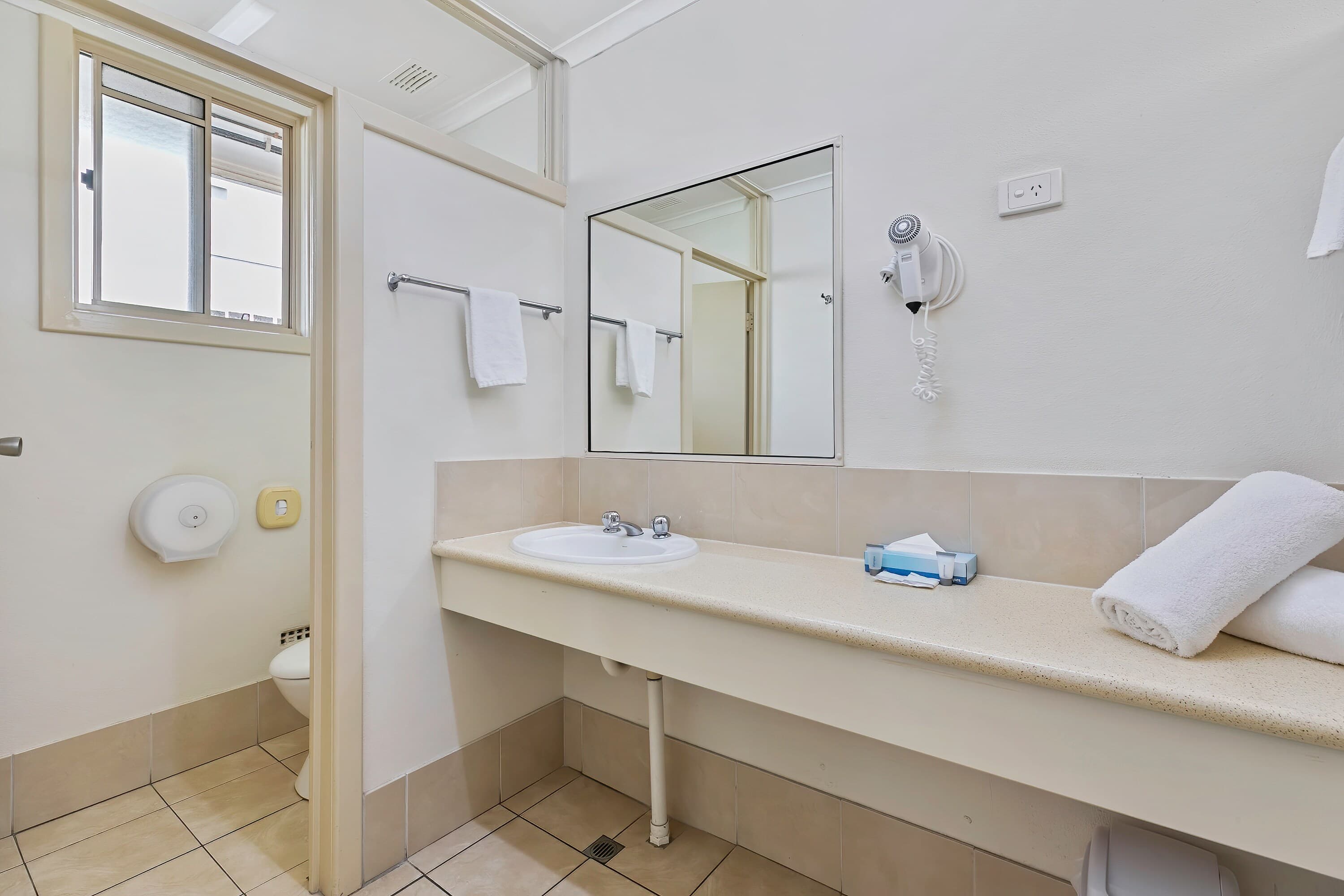 Econo Lodge Park Lane - Image 4