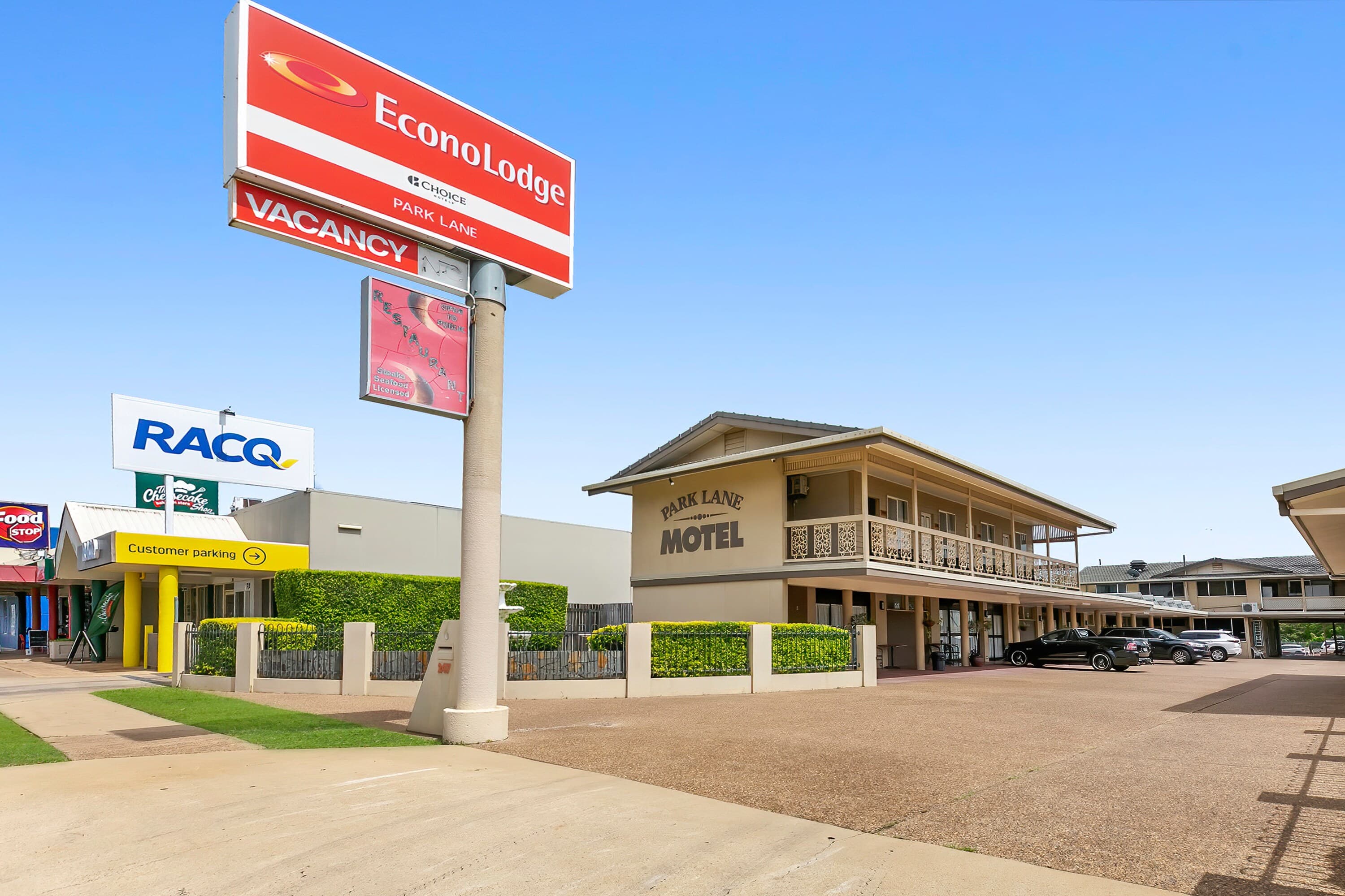 Econo Lodge Park Lane - Image 1