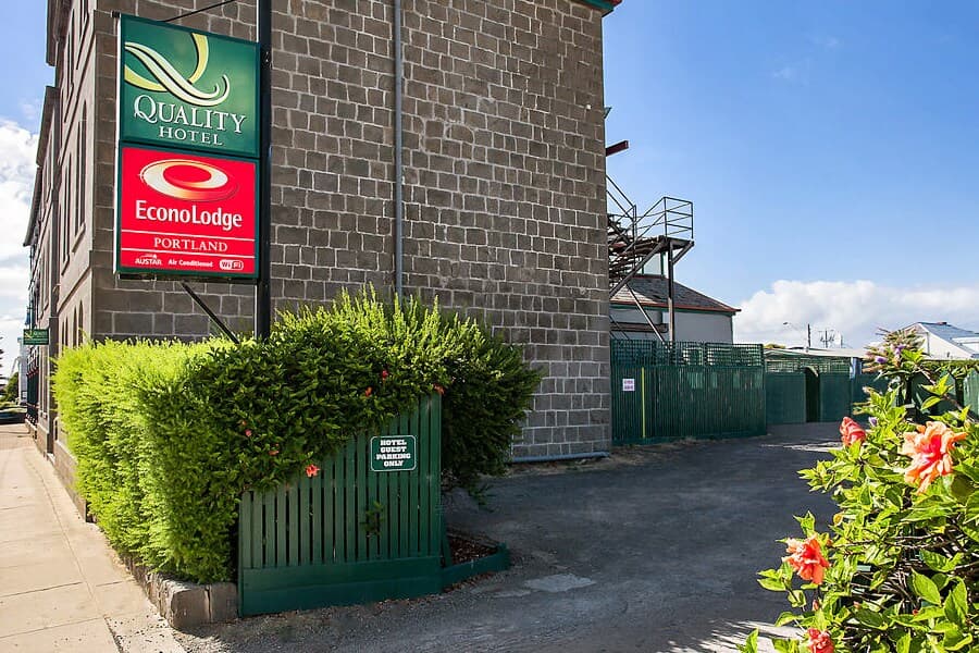 Econo Lodge Portland - Image 1