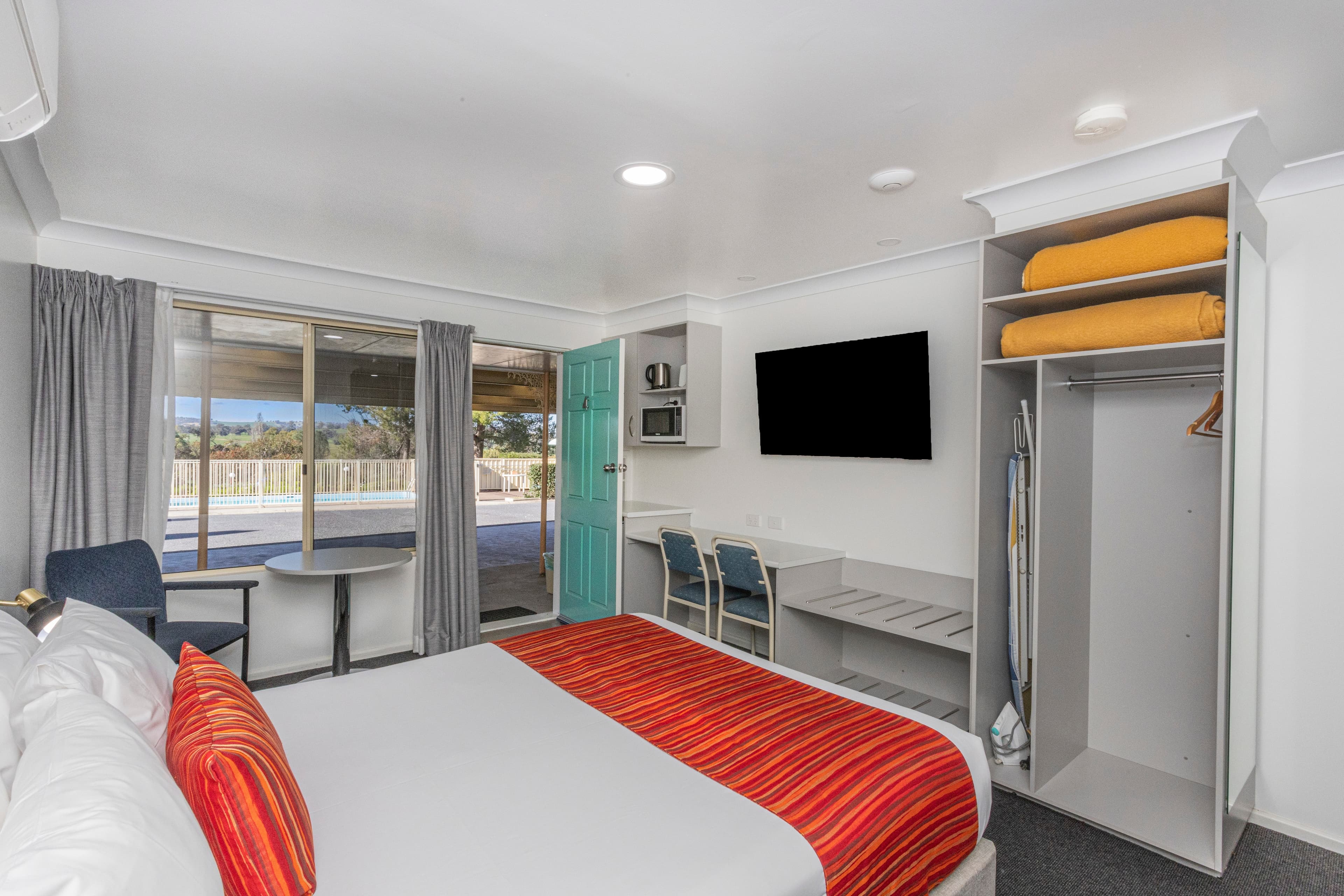 Econo Lodge Alabaster — 32
