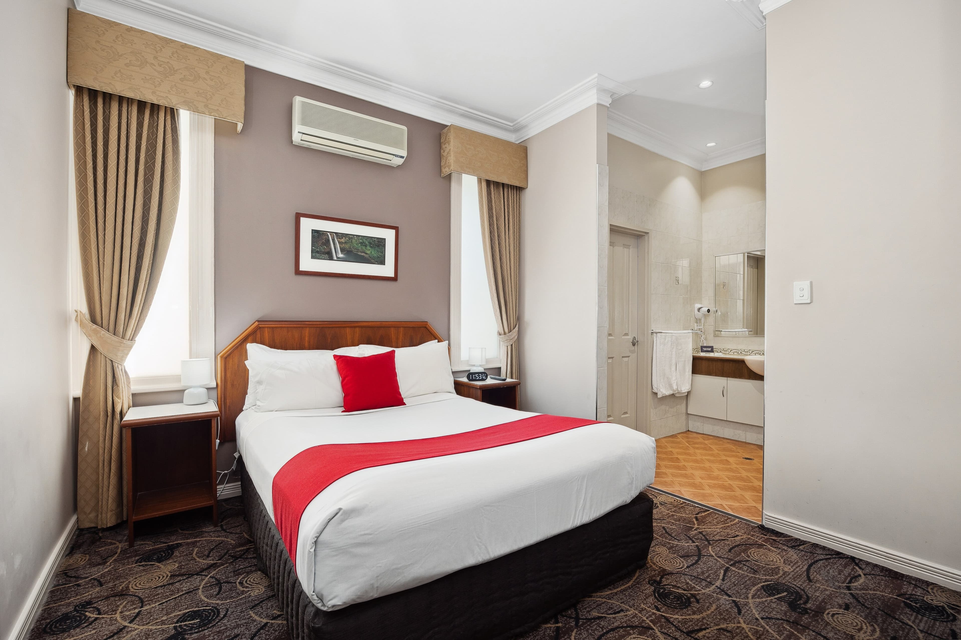 Quality Hotel Bayswater - Image 2