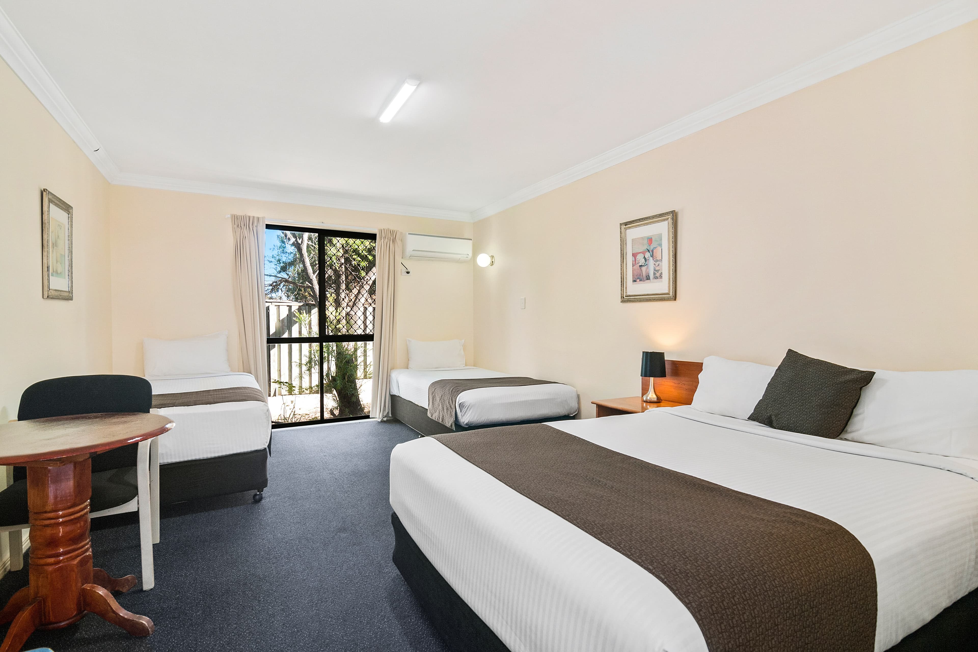 Econo Lodge Waterford - Image 5