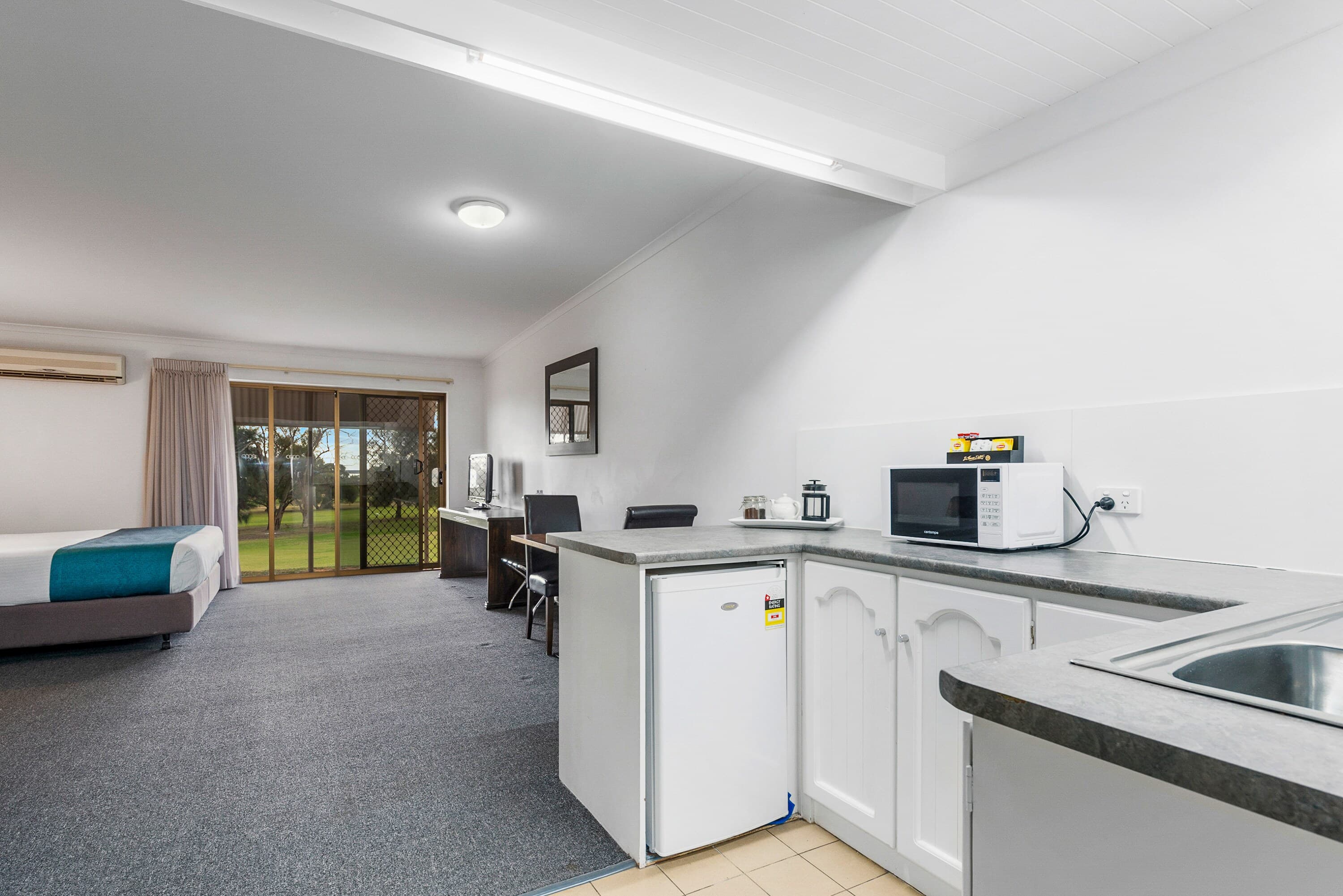 Comfort Inn & Suites Riverland - Image 5