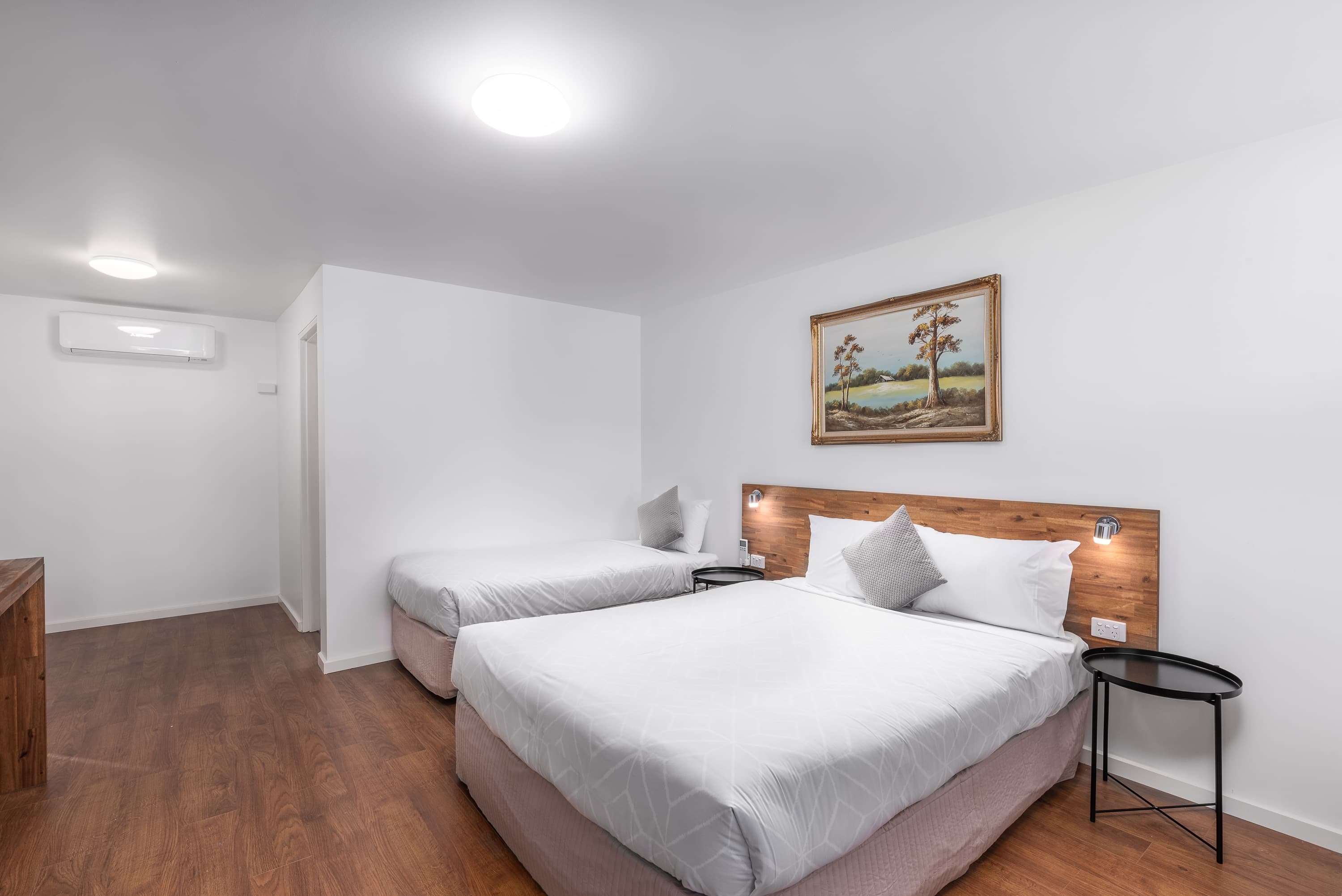 Econo Lodge Lilydale — 8