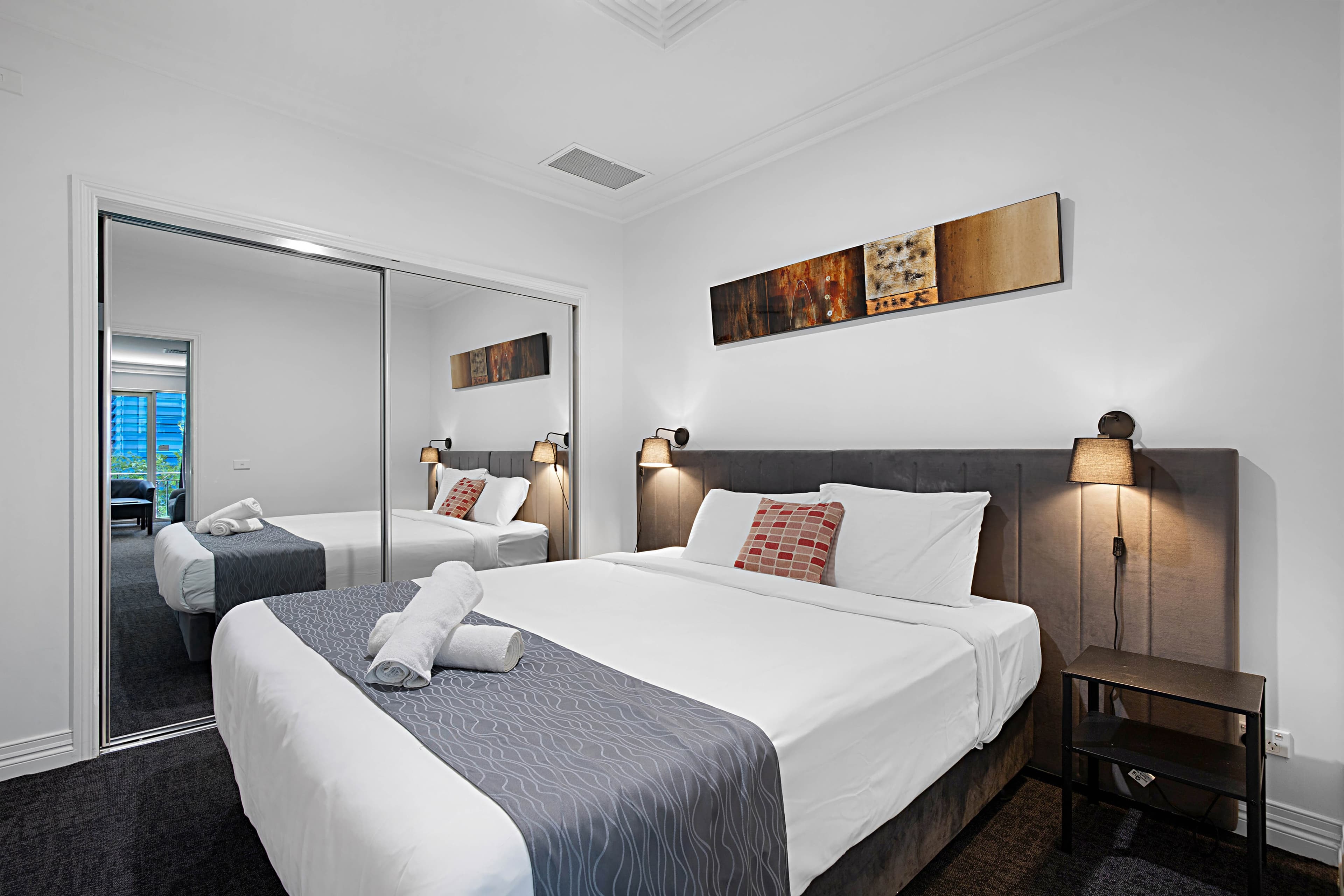 Comfort Apartments Melbourne Central - Image 2