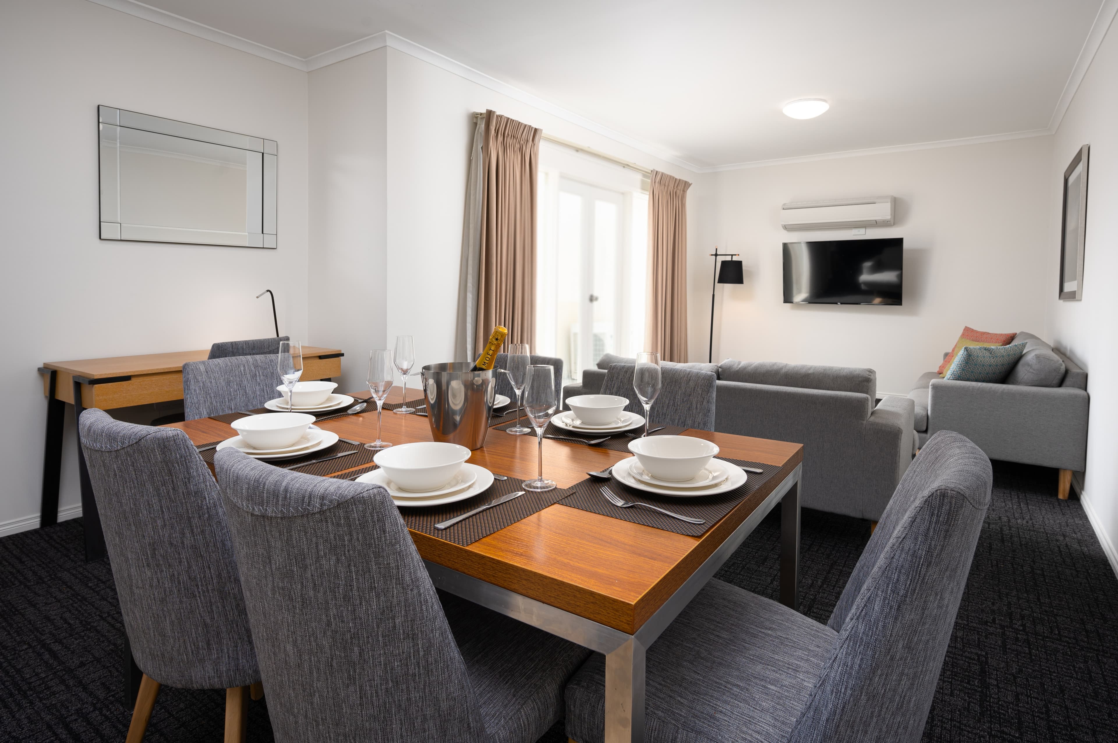 MainStay Suites Kew — 10