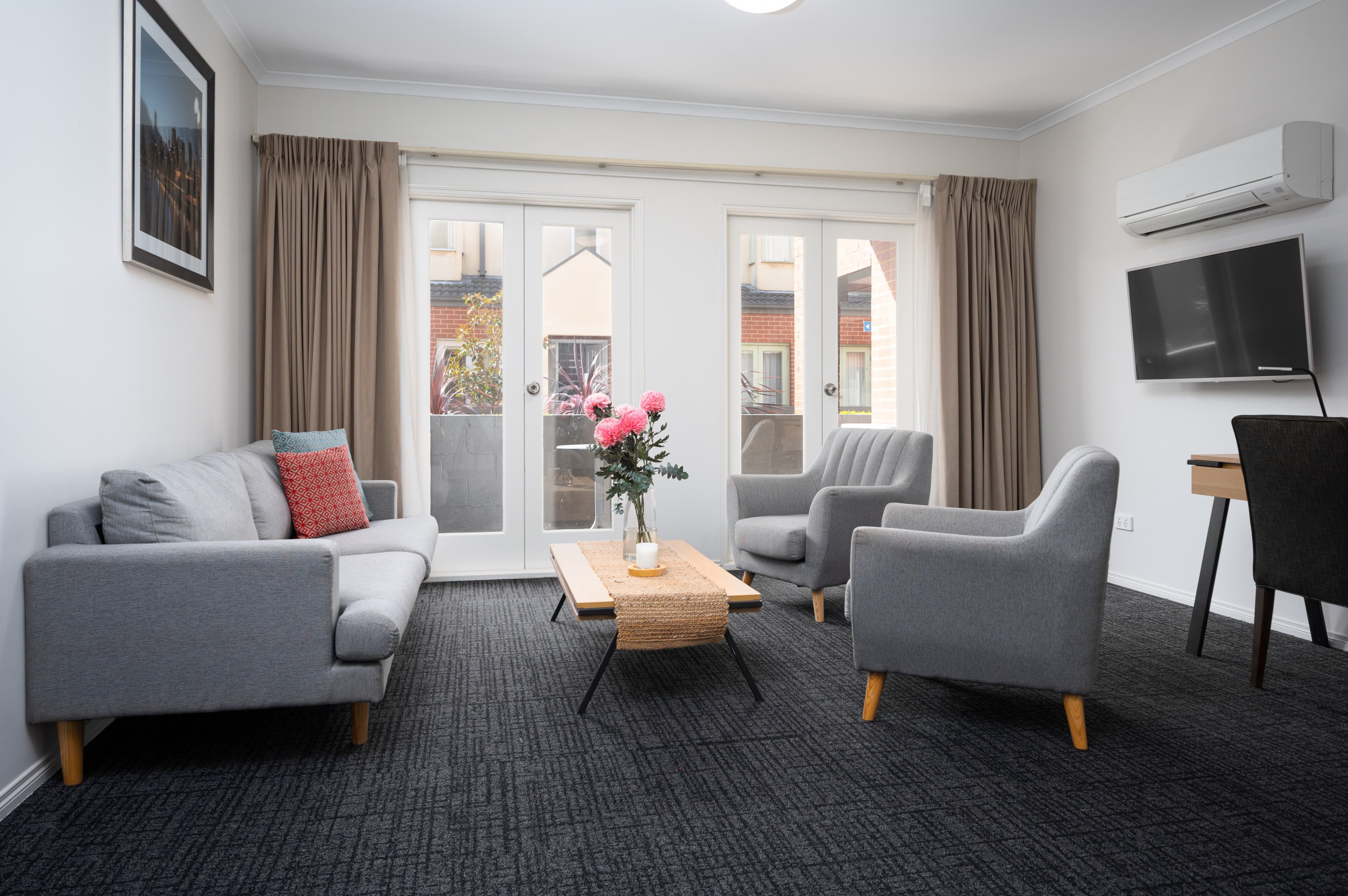 MainStay Suites Kew — 16
