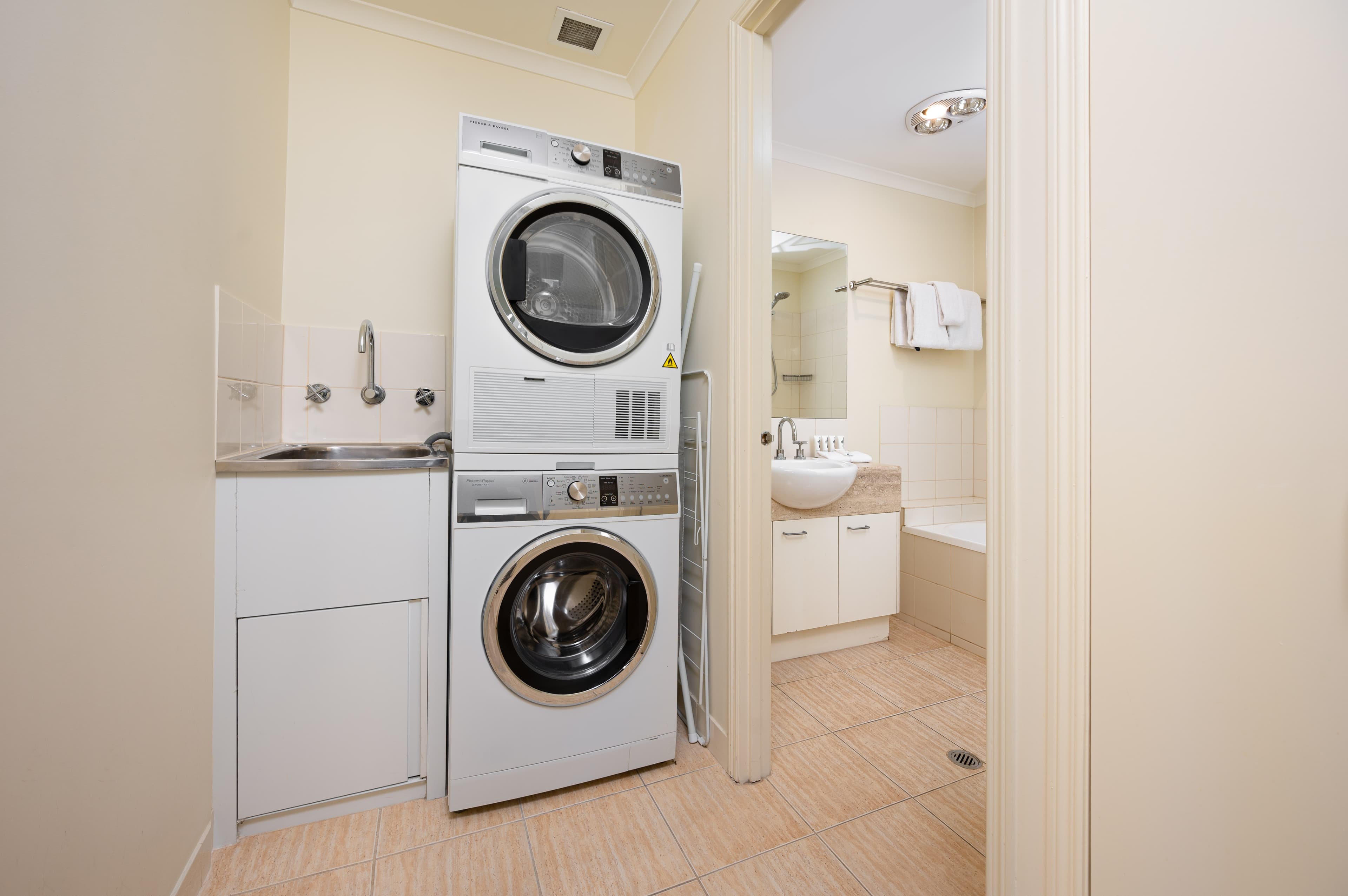 MainStay Suites Kew — 21