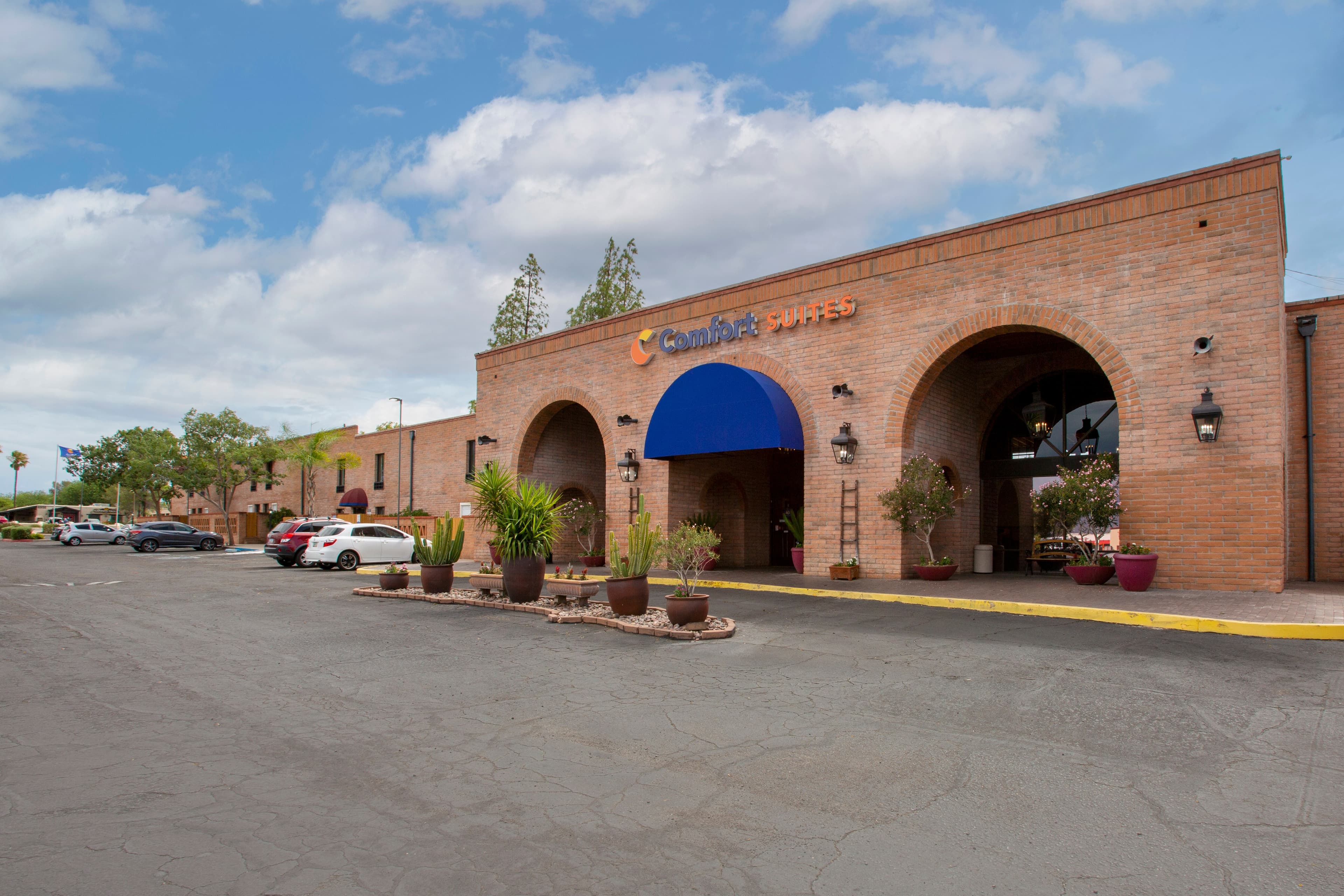Comfort Suites Tucson near Sabino Canyon - Image 1