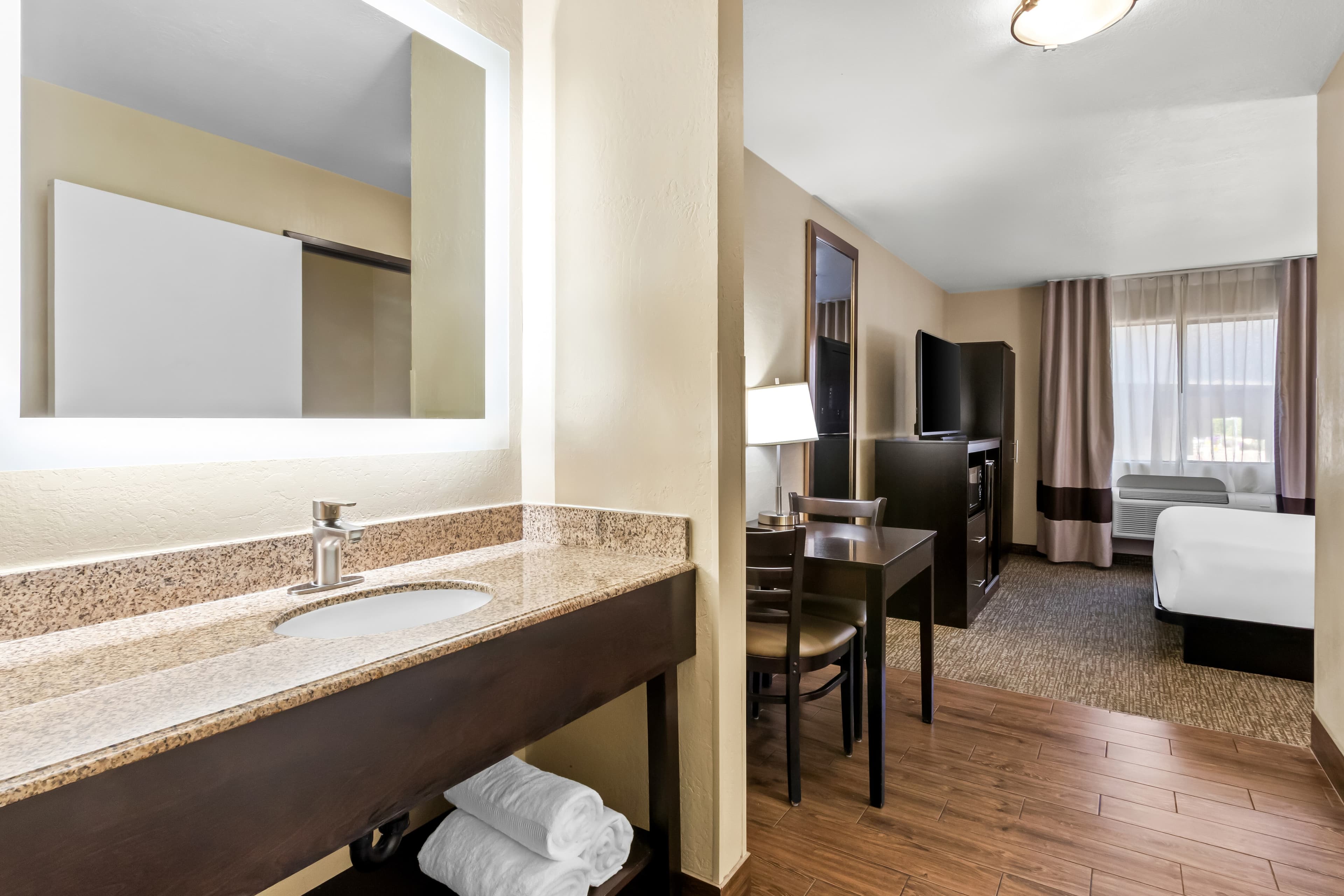 Comfort Inn & Suites Surprise Near Sun City West - Image 2