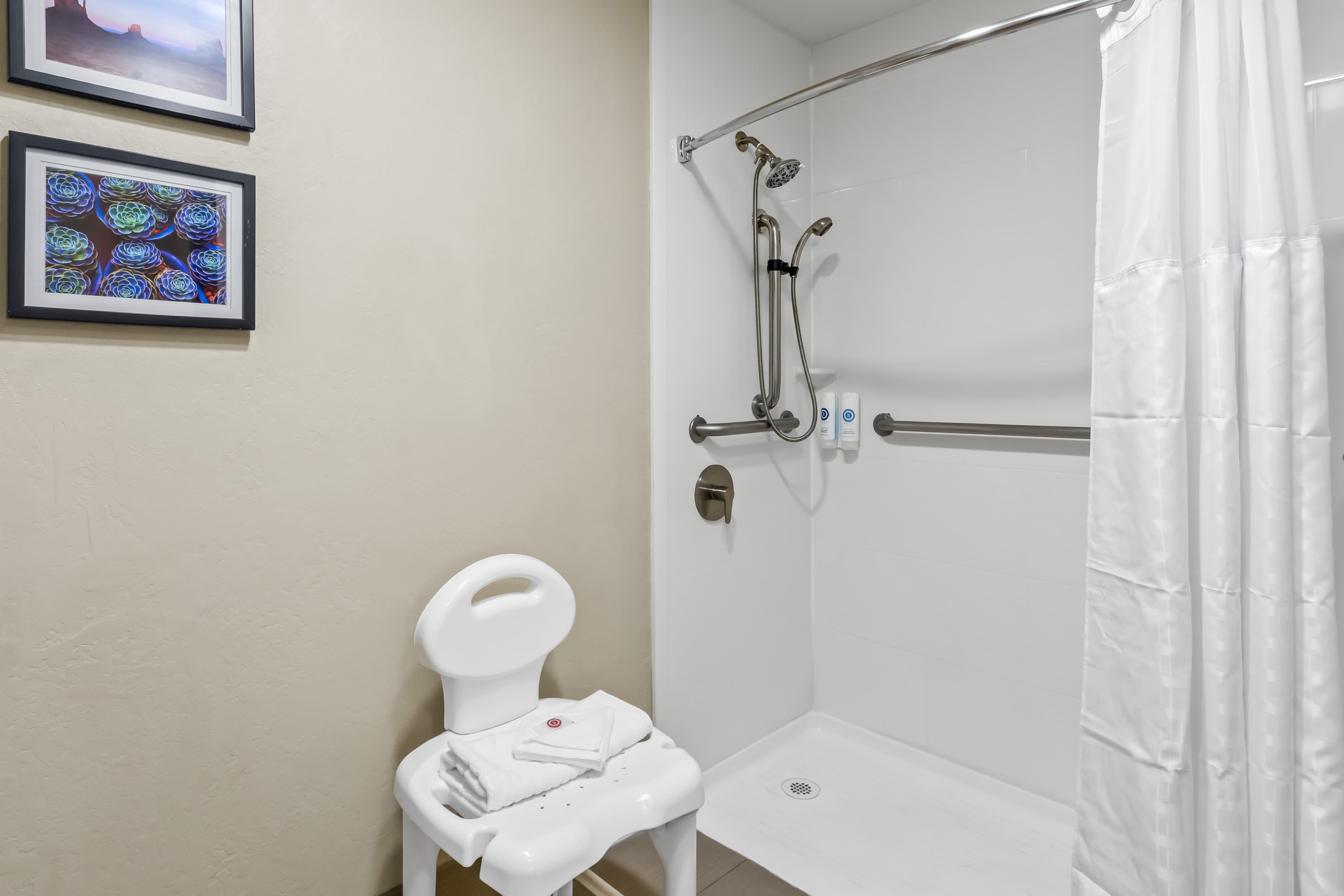 Comfort Inn & Suites Surprise Near Sun City West - Image 5