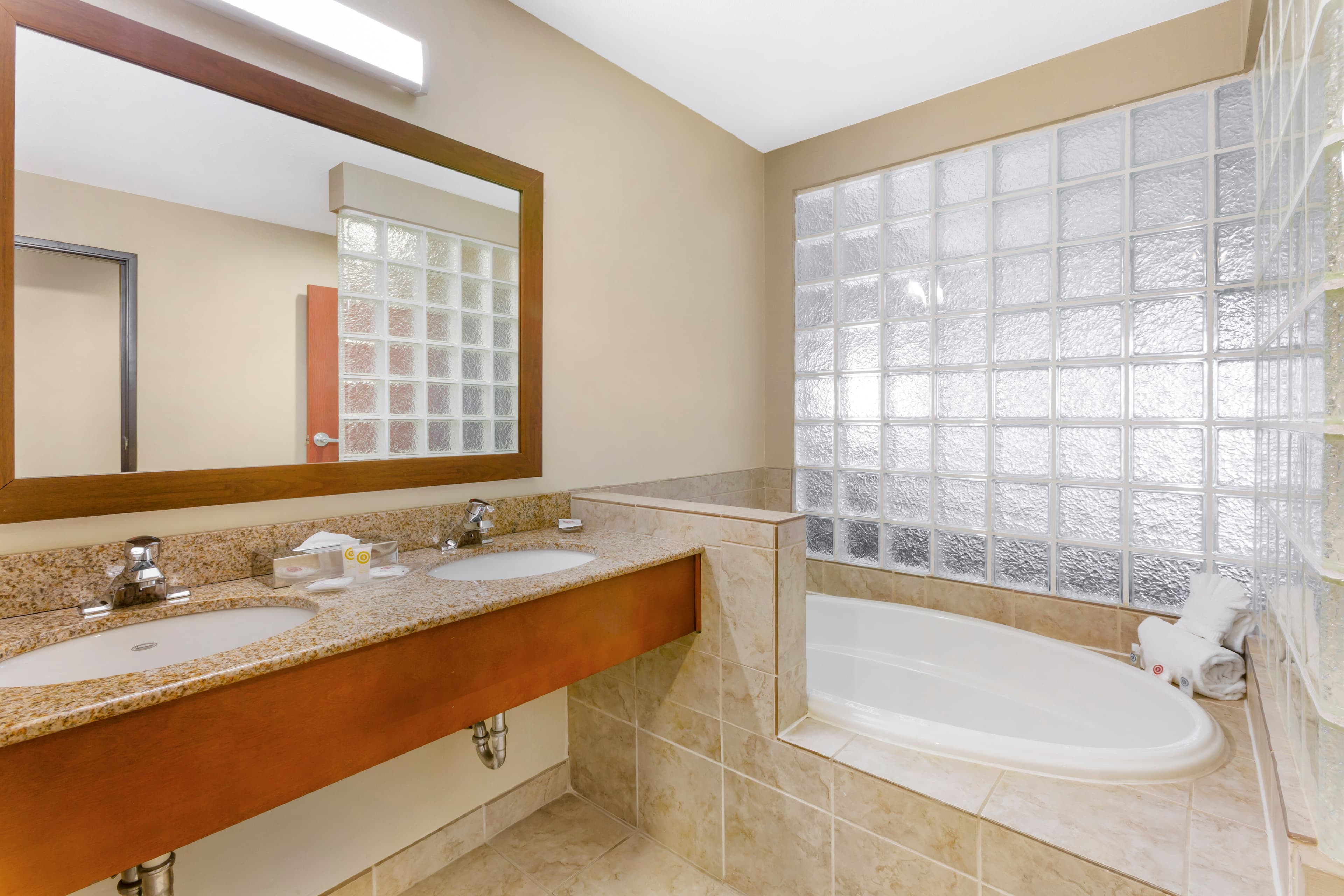 Comfort Suites Glendale - State Farm Stadium Area - Image 5