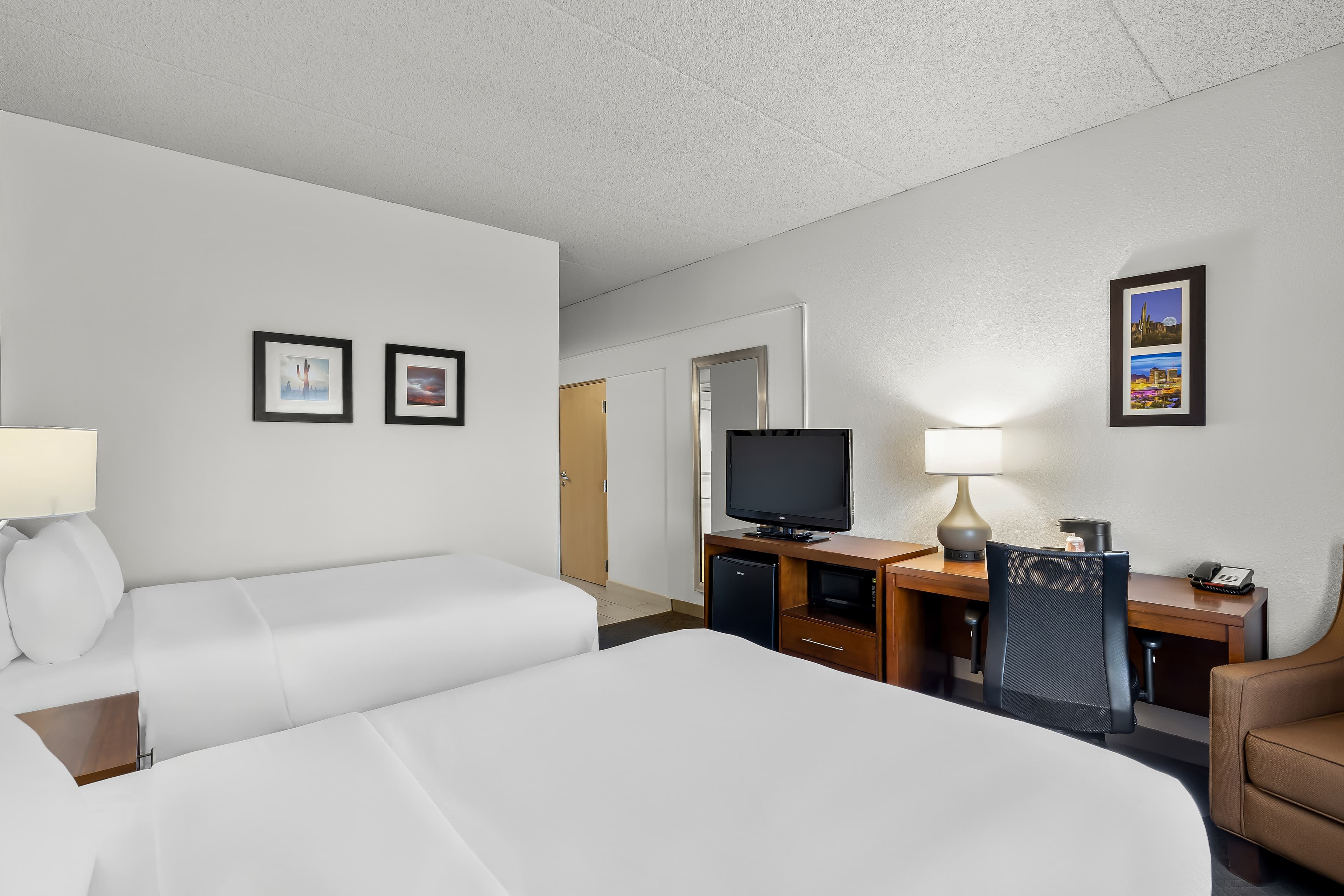 Comfort Inn & Suites near Kino Sports Complex - Image 3