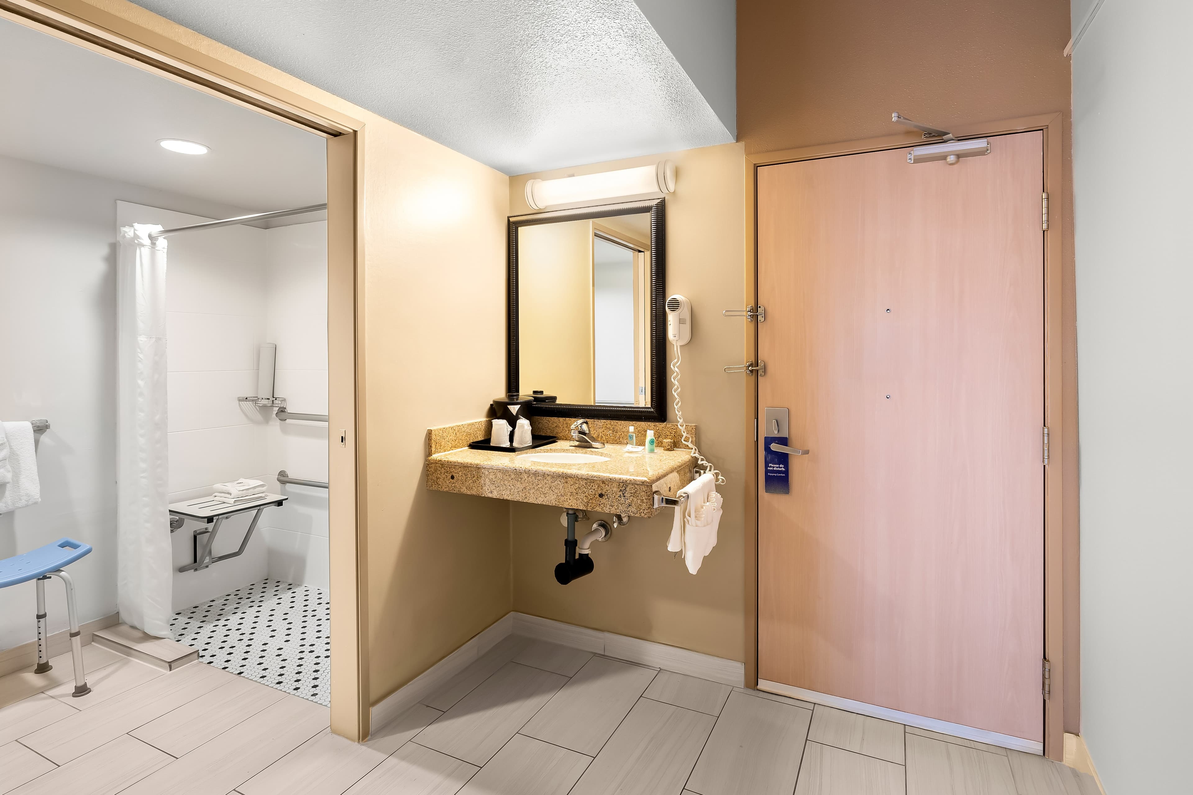 Comfort Inn & Suites near Kino Sports Complex - Image 4