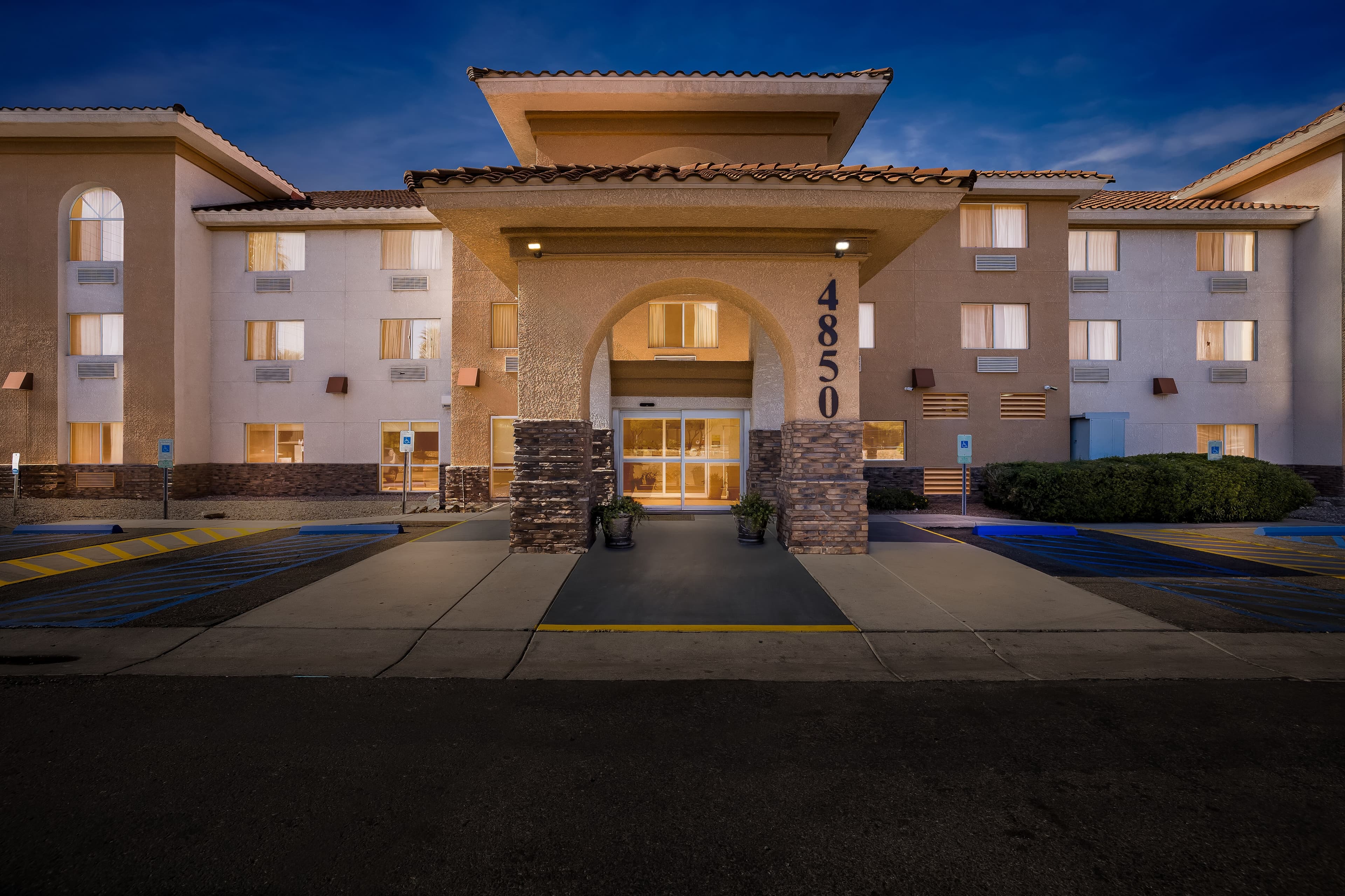Comfort Inn & Suites near Kino Sports Complex - Image 1