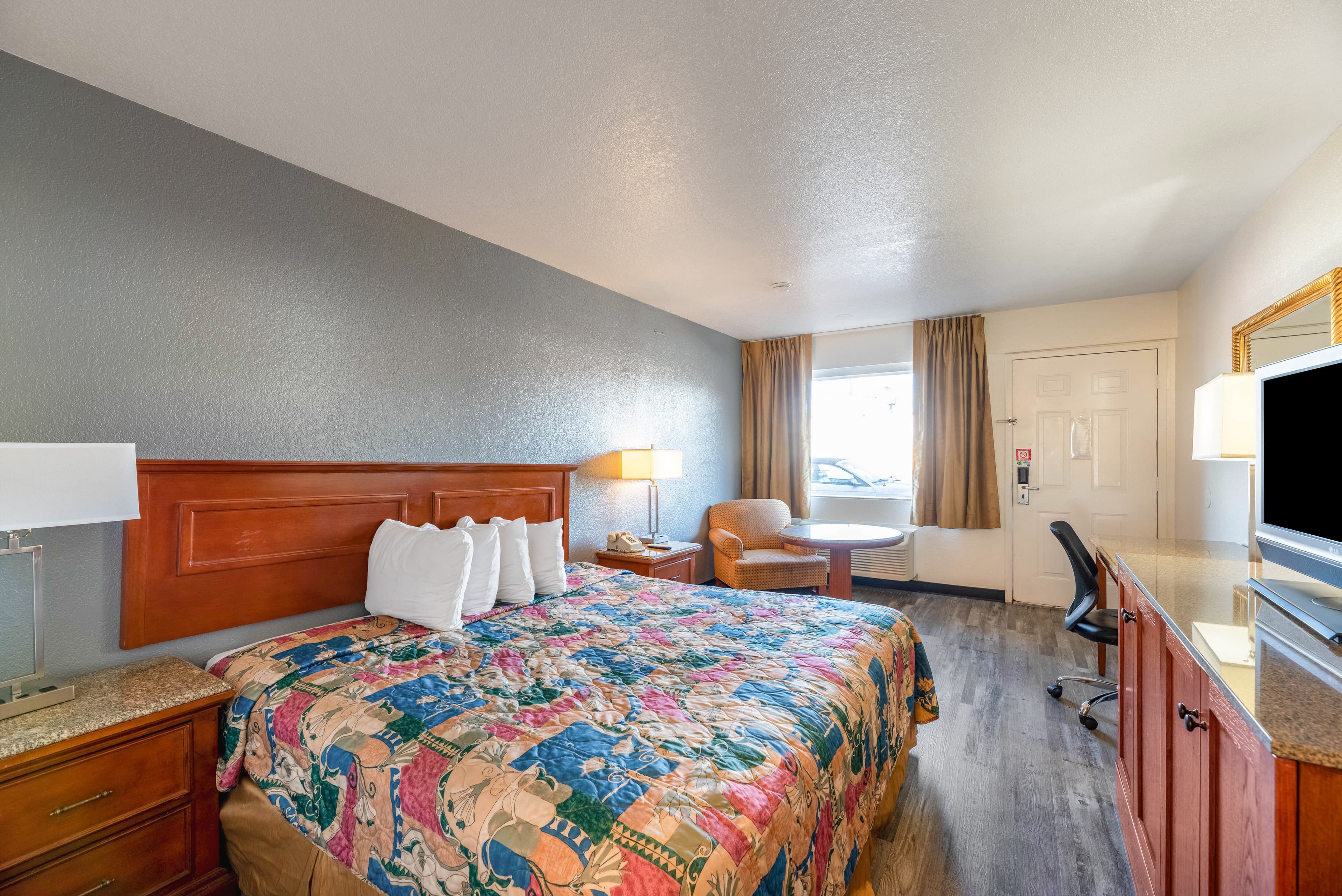Econo Lodge Phoenix North I-17 - Image 3