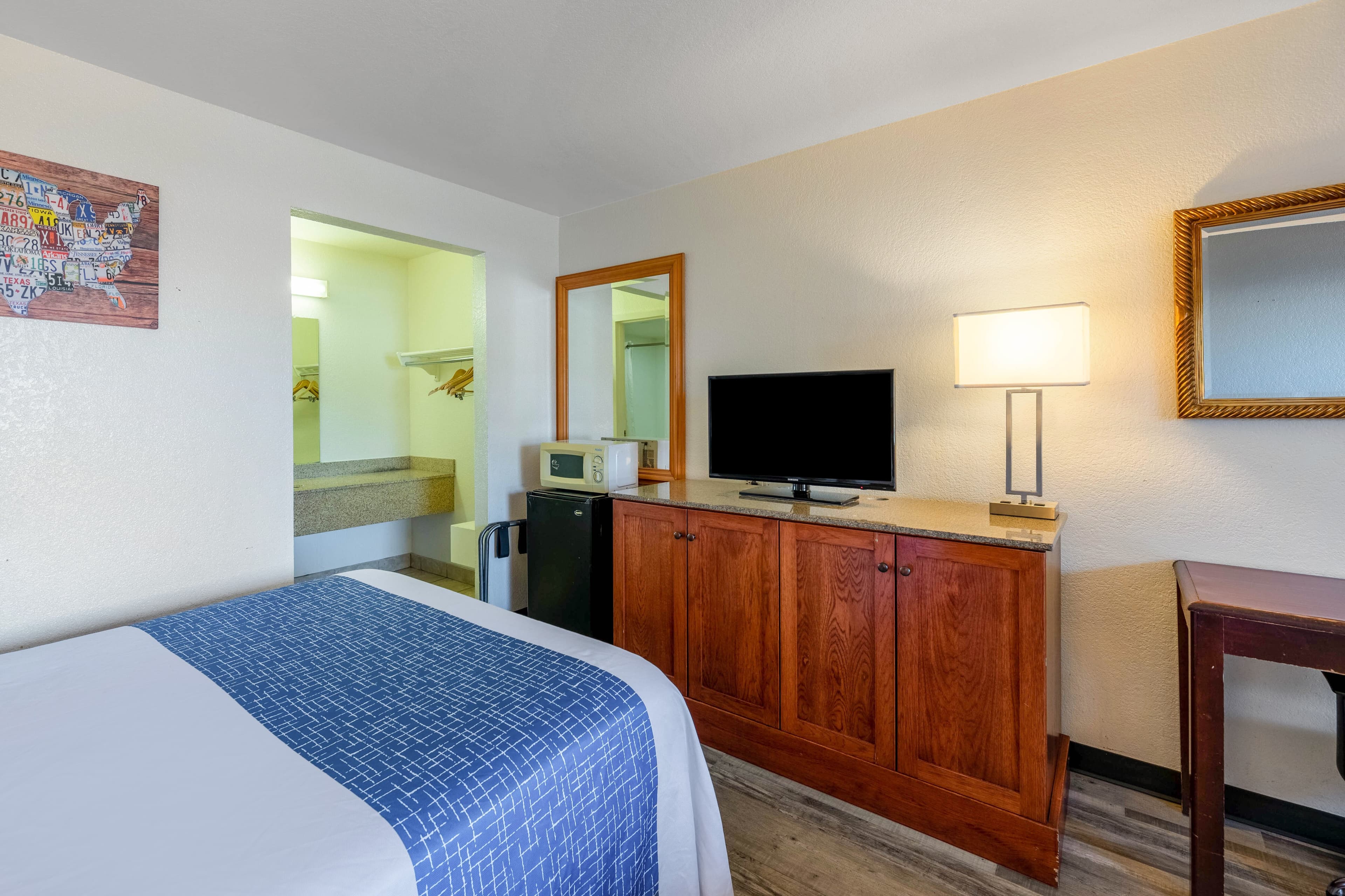 Econo Lodge Phoenix North I-17 — 10