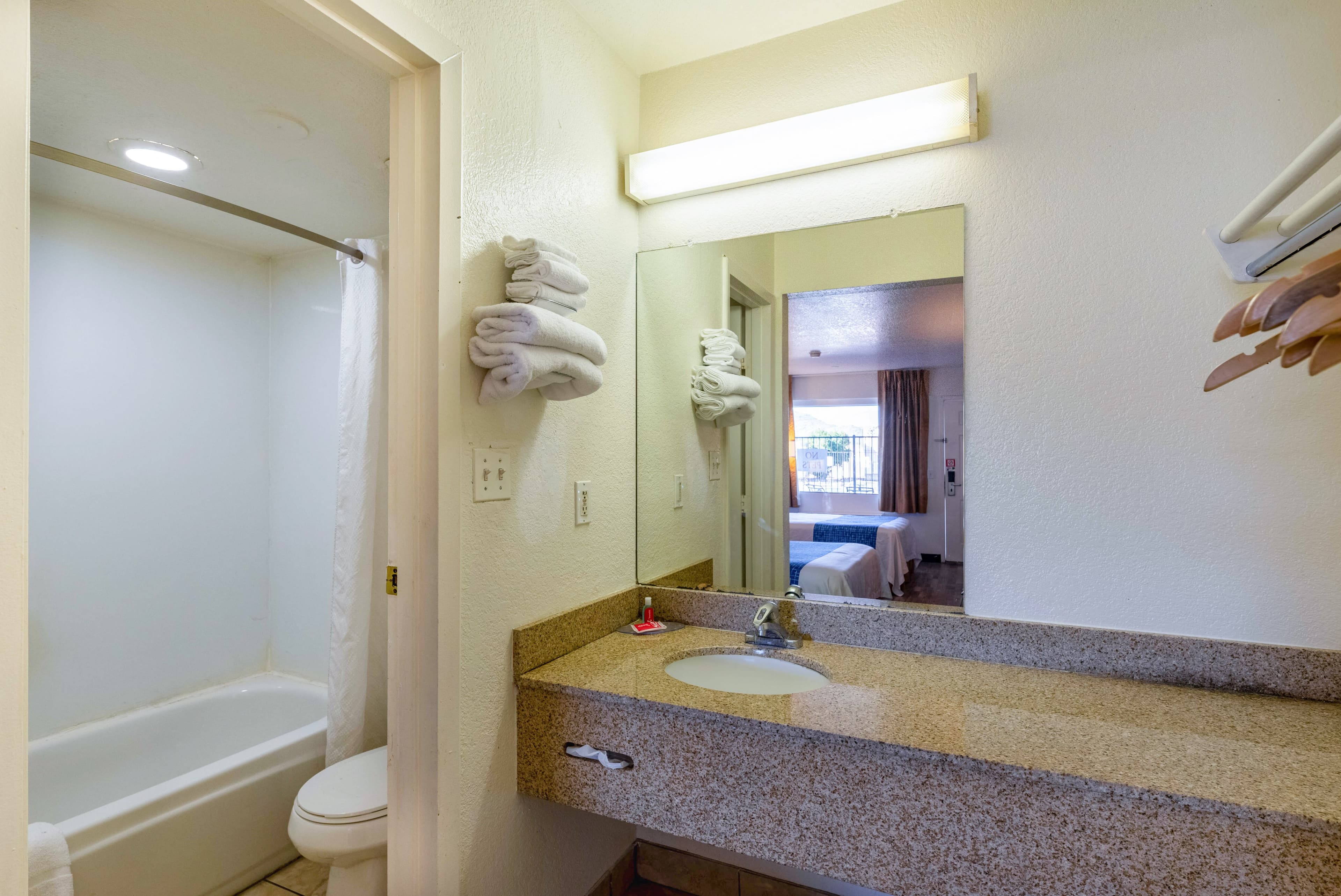 Econo Lodge Phoenix North I-17 — 11