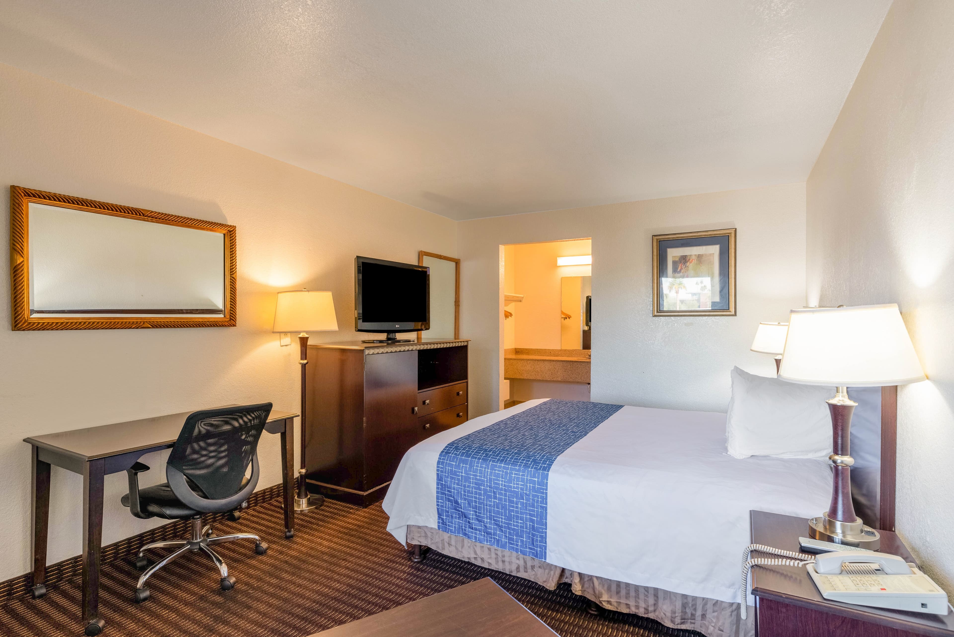Rodeway Inn Phoenix North I-17 - Image 4