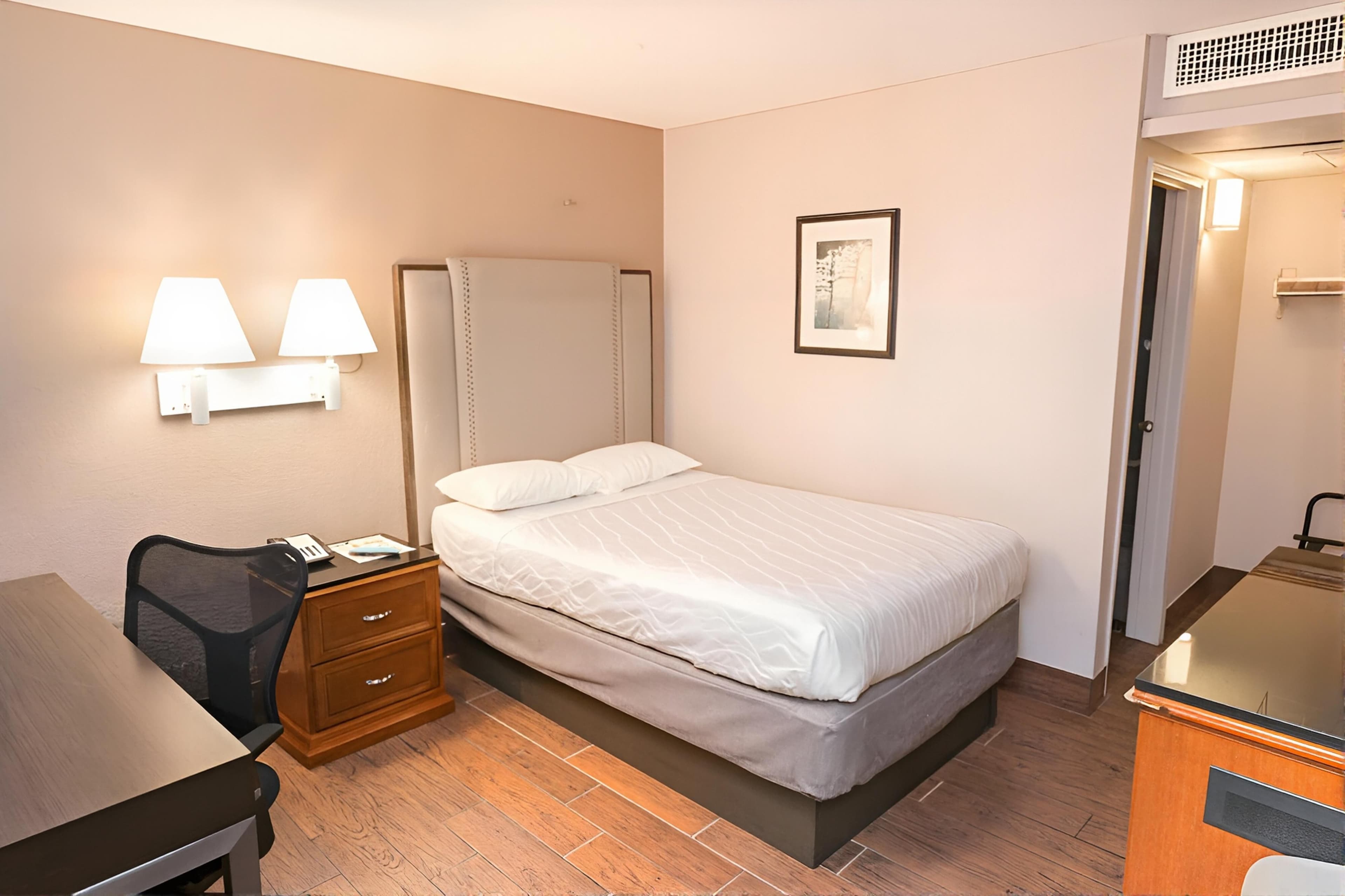 Econo Lodge Inn & Suites Yuma - Image 3