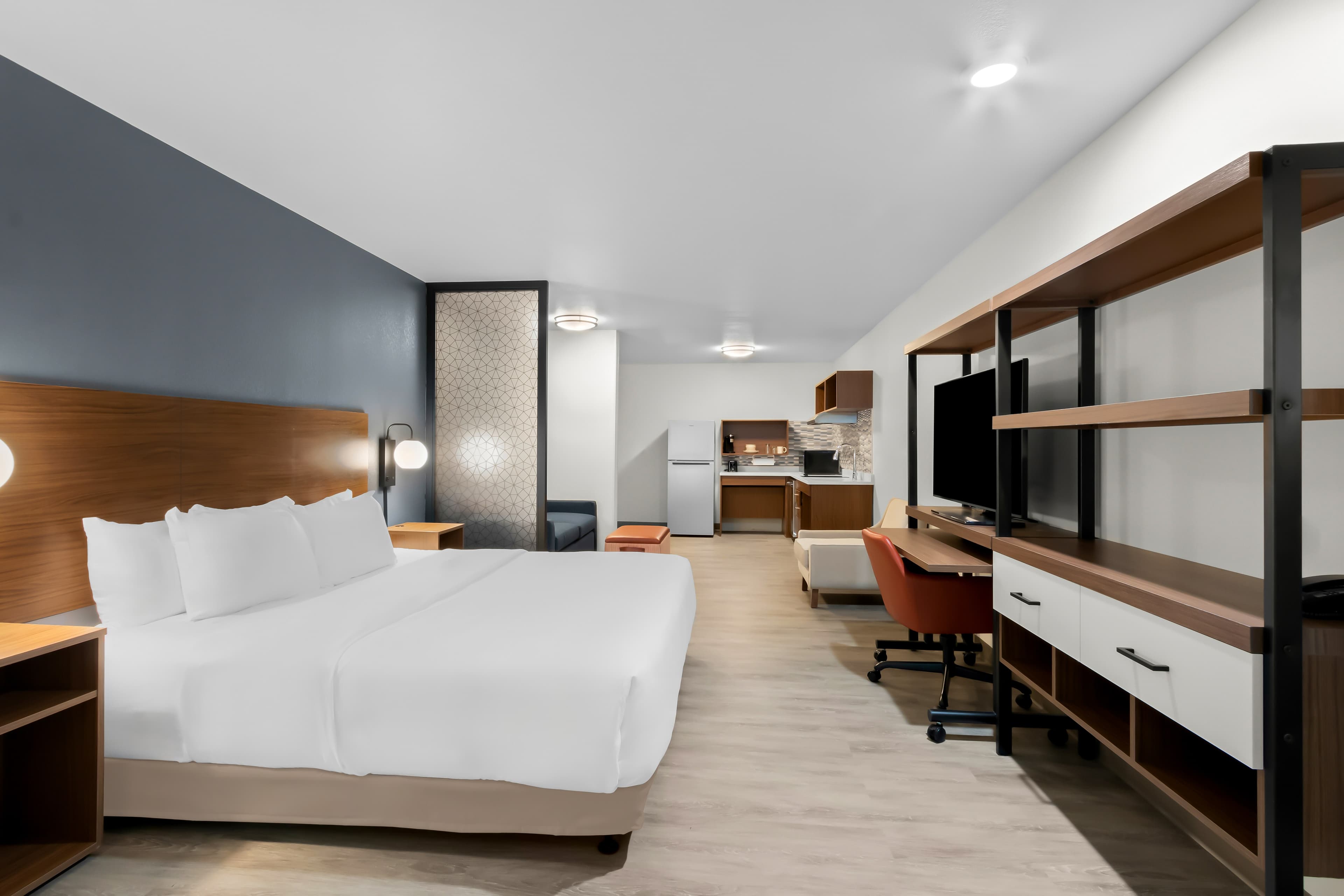 Everhome Suites Glendale Sports & Entertainment District - Image 2
