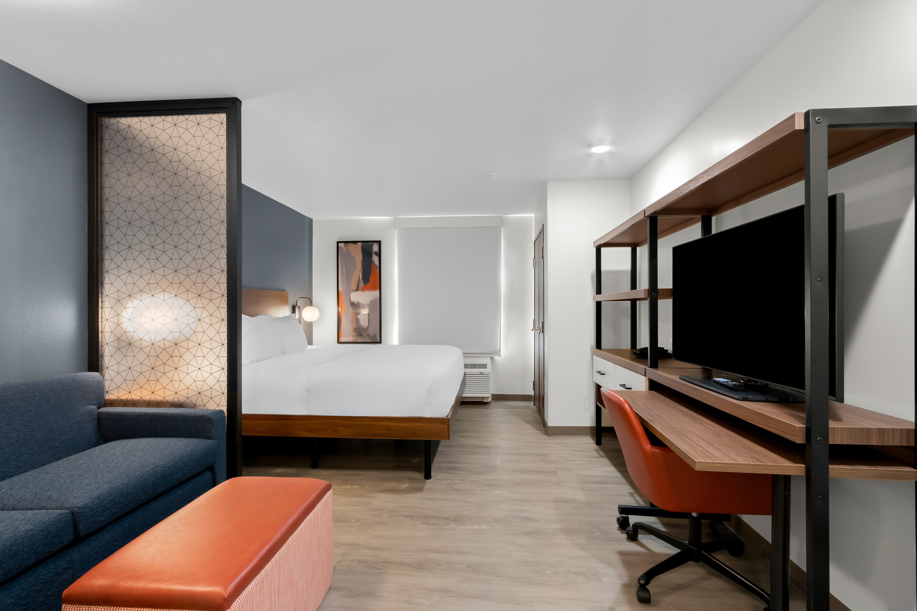 Everhome Suites Glendale Sports & Entertainment District - Image 1