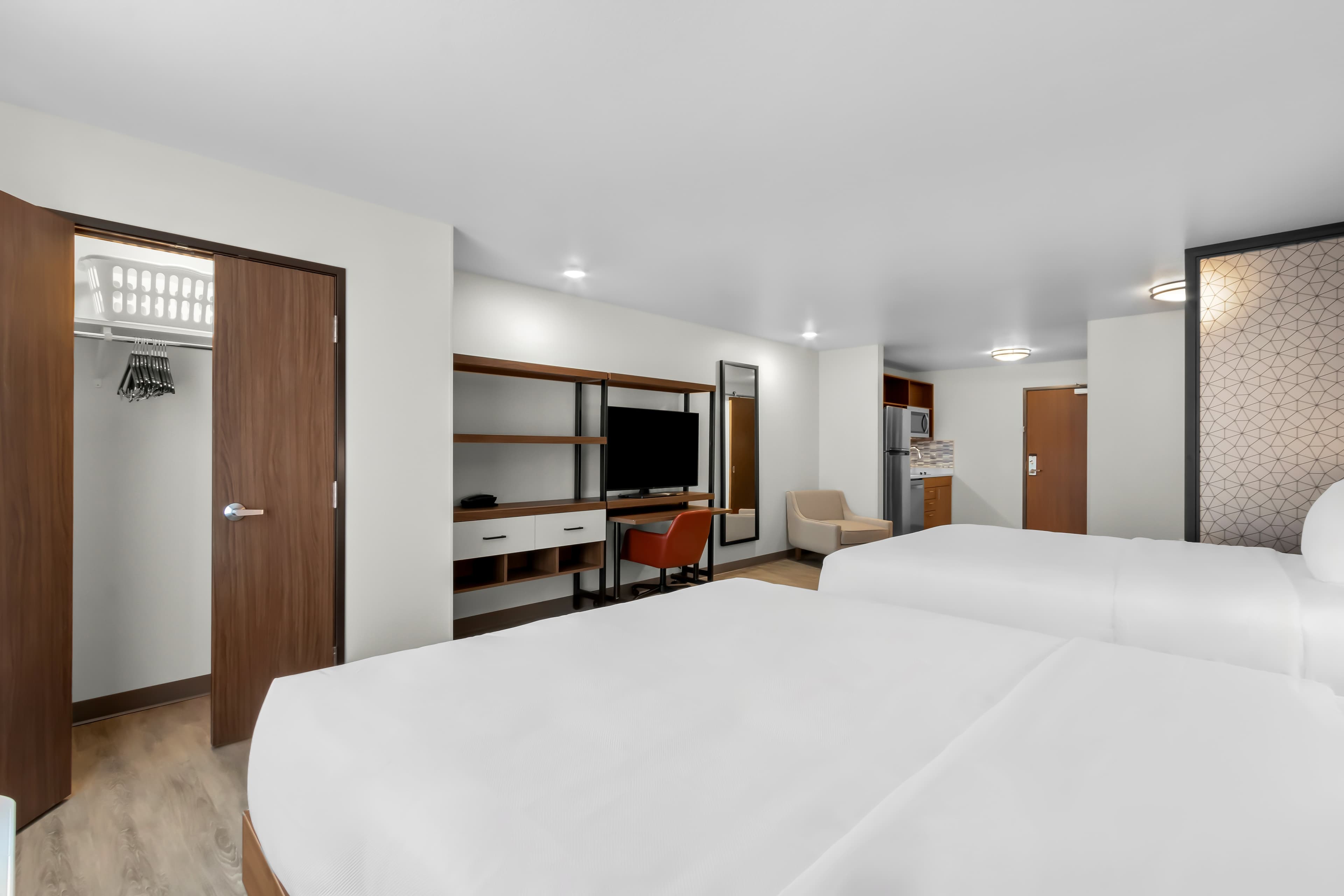 Everhome Suites Glendale Sports & Entertainment District — 17