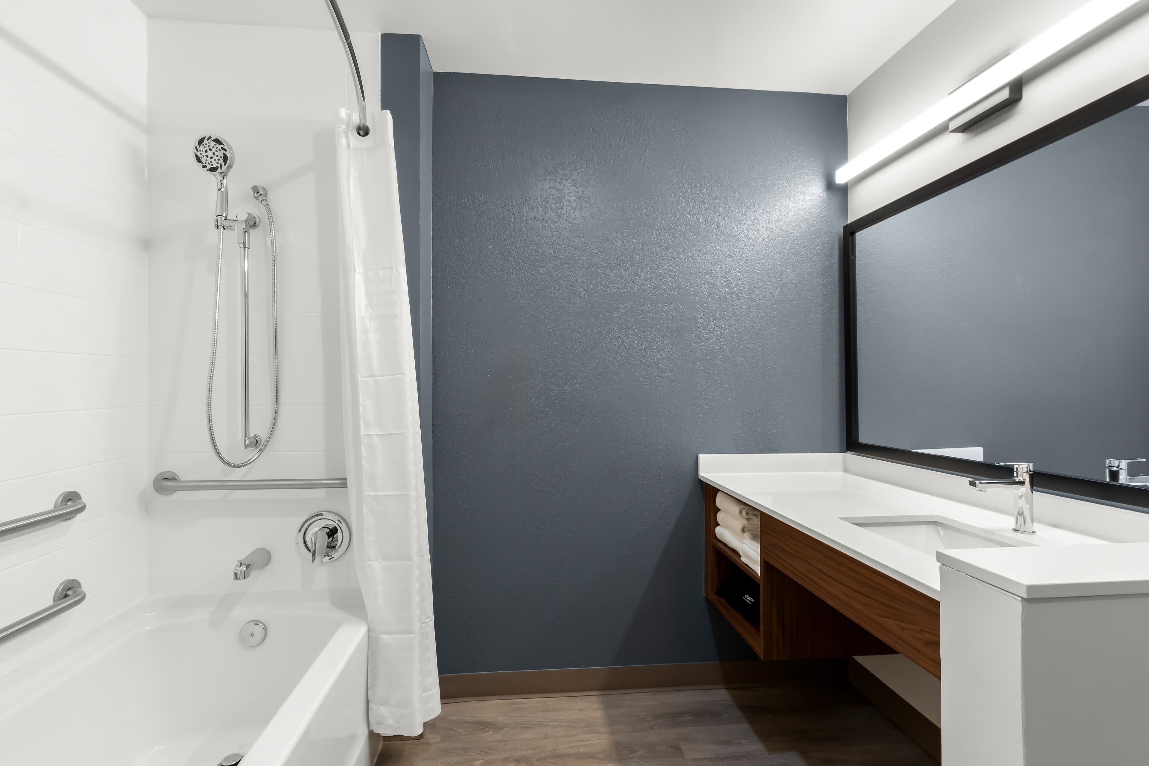 Everhome Suites Glendale Sports & Entertainment District — 11