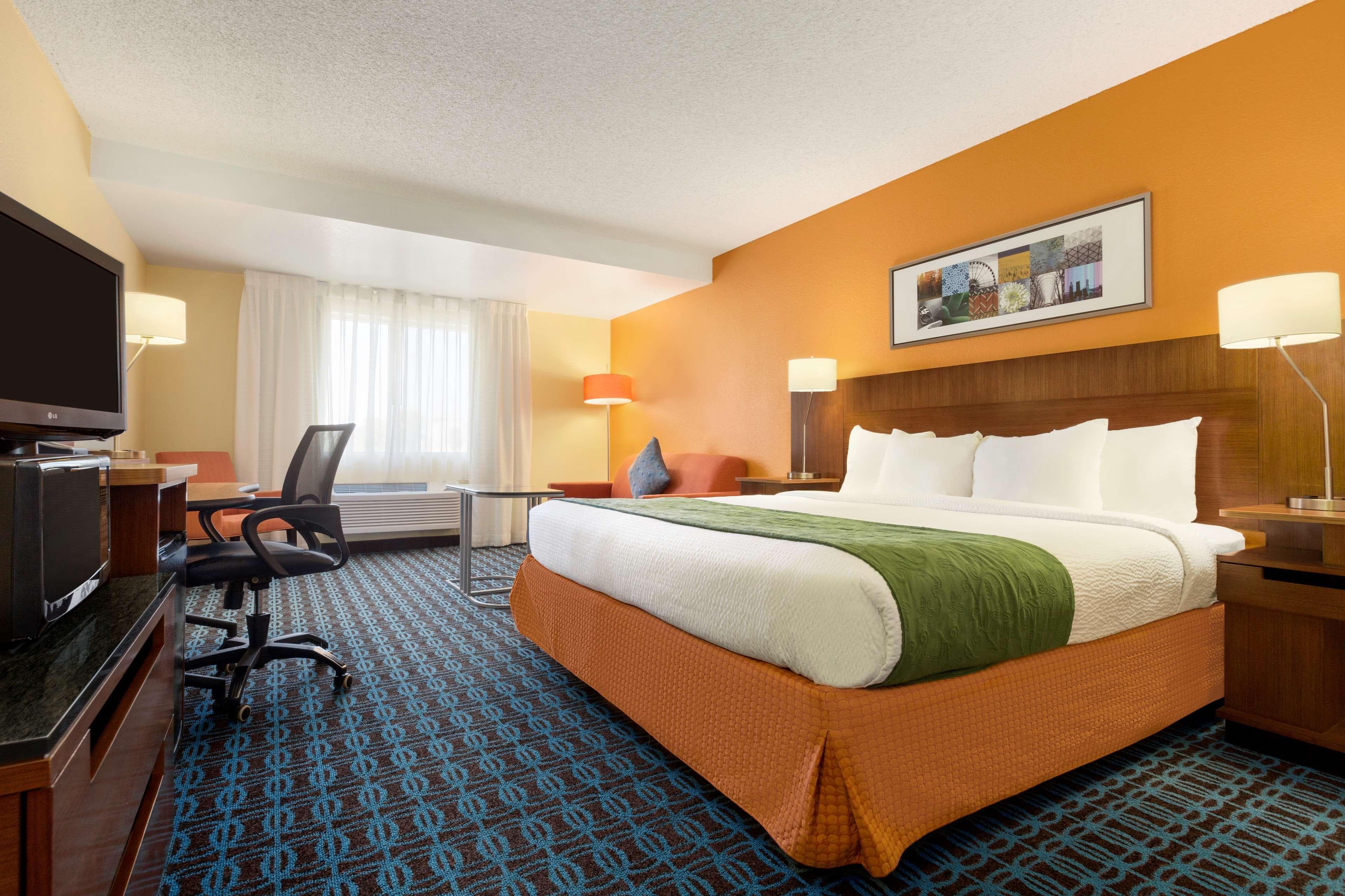 Country Inn & Suites by Radisson, Phoenix Airport, AZ - Image 2