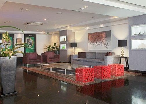 Quality Suites Alphaville - Image 1