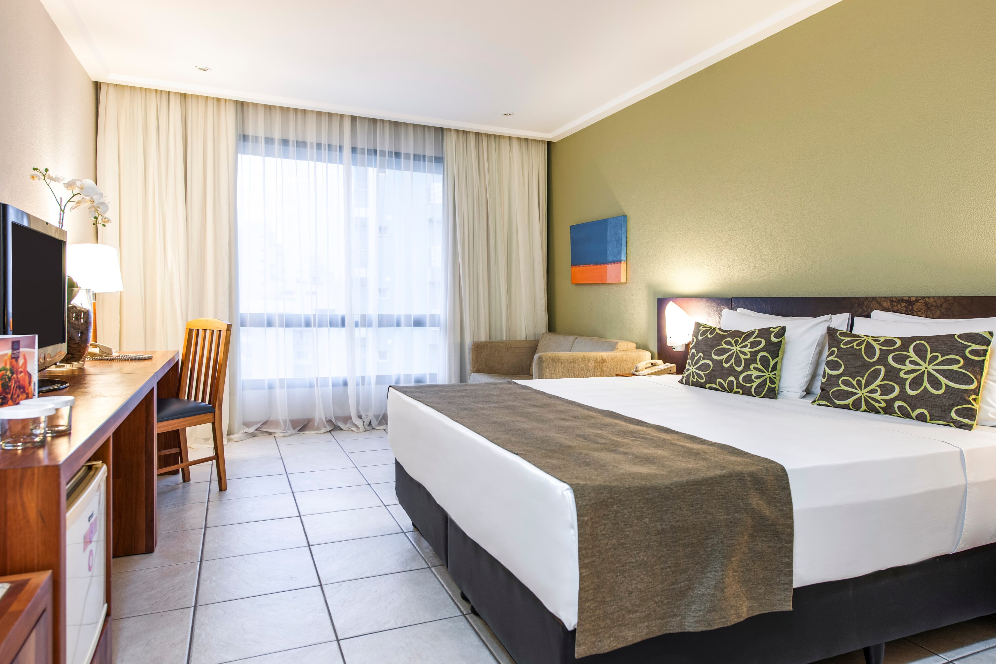 Comfort Suites Vitoria - Image 2