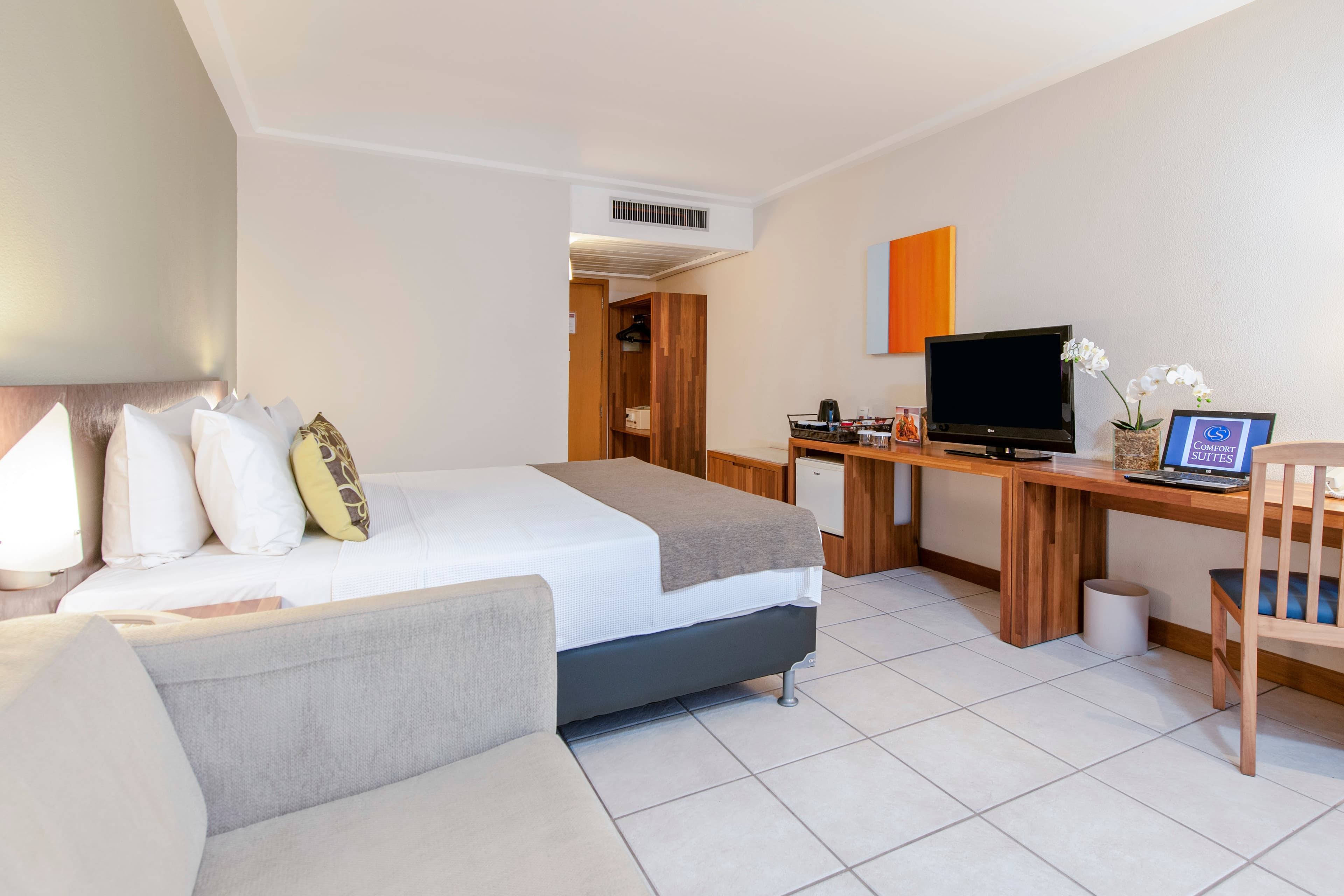 Comfort Suites Vitoria - Image 3
