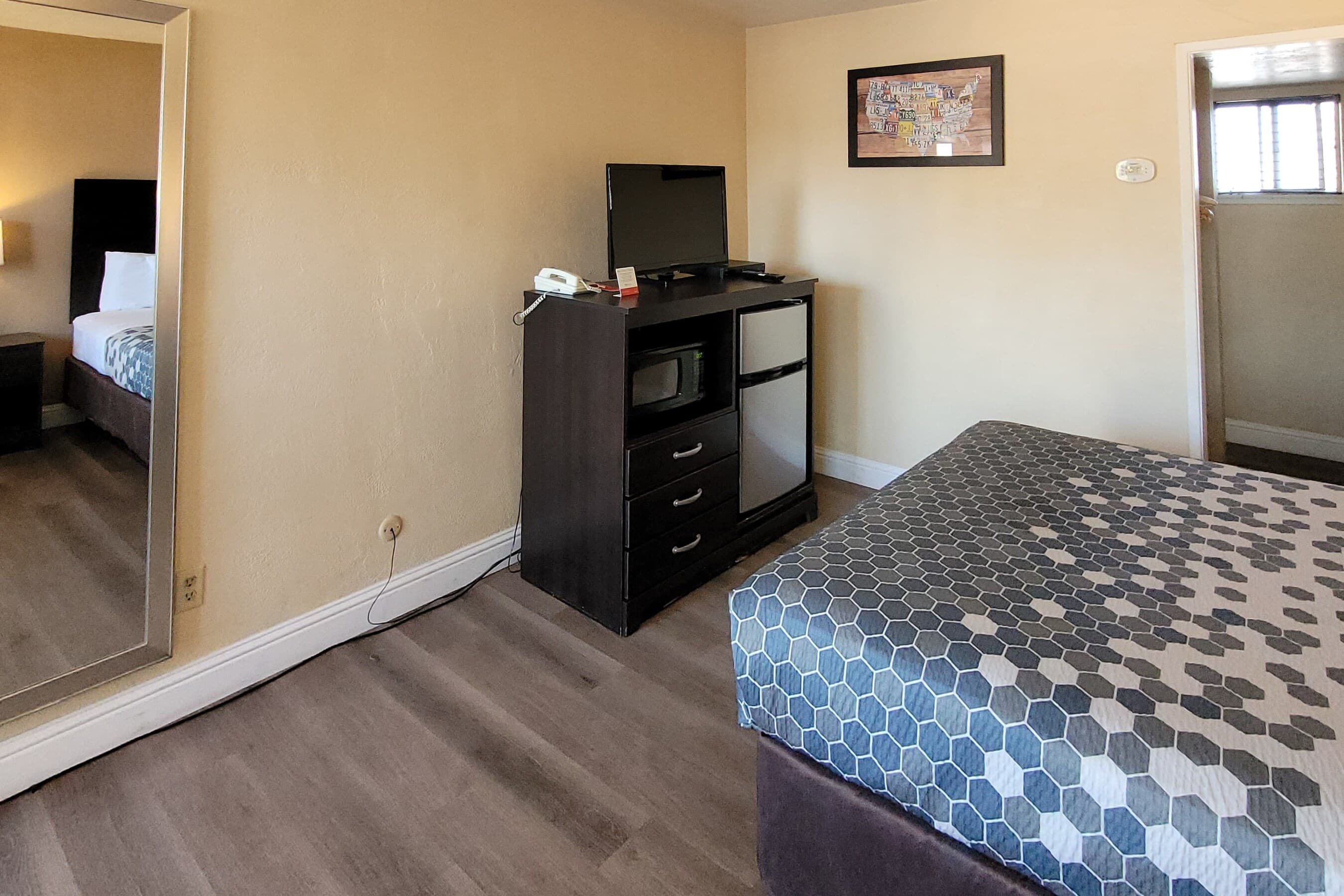 Econo Lodge Sacramento Convention Center - Image 5