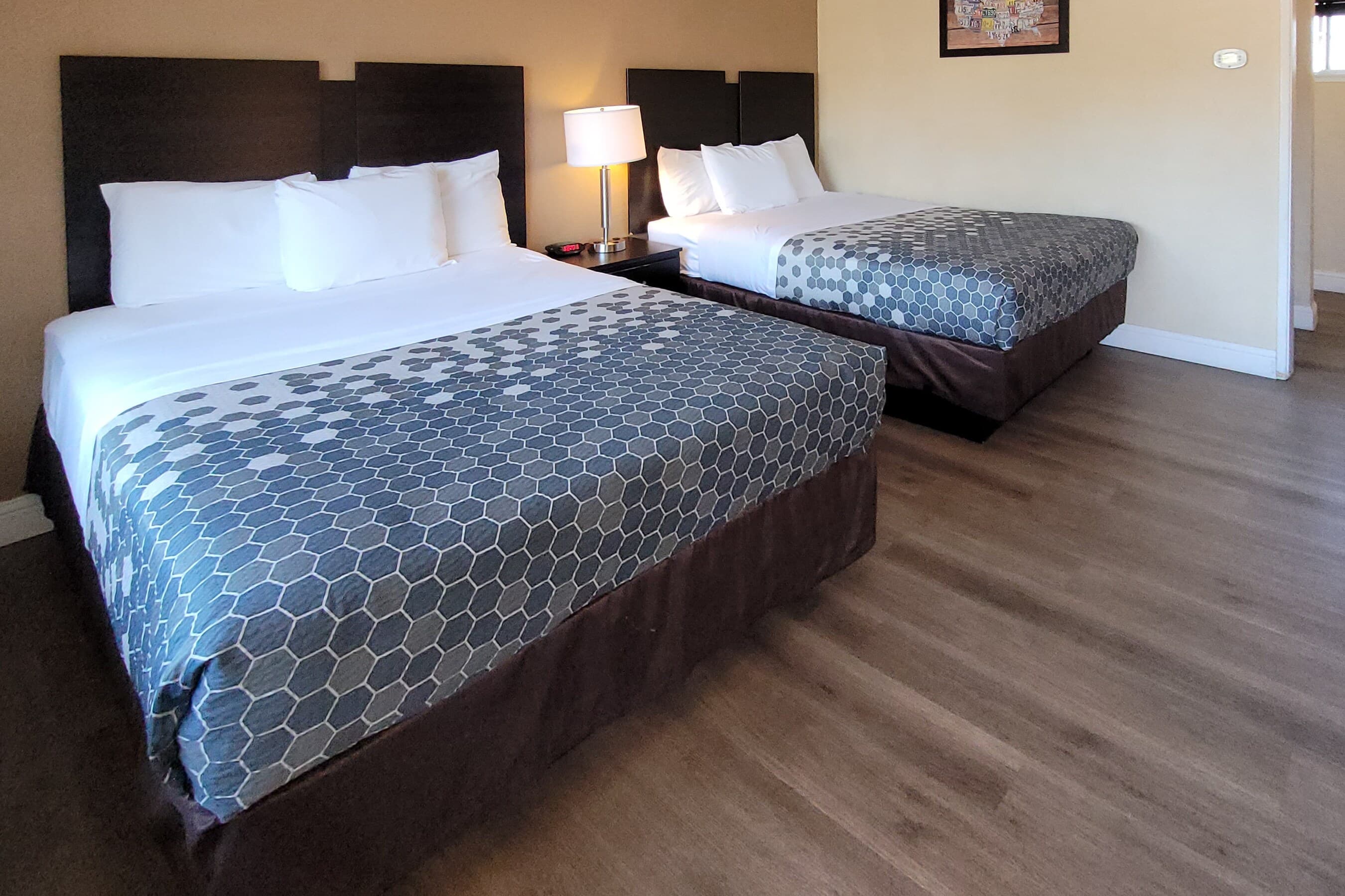 Econo Lodge Sacramento Convention Center - Image 2