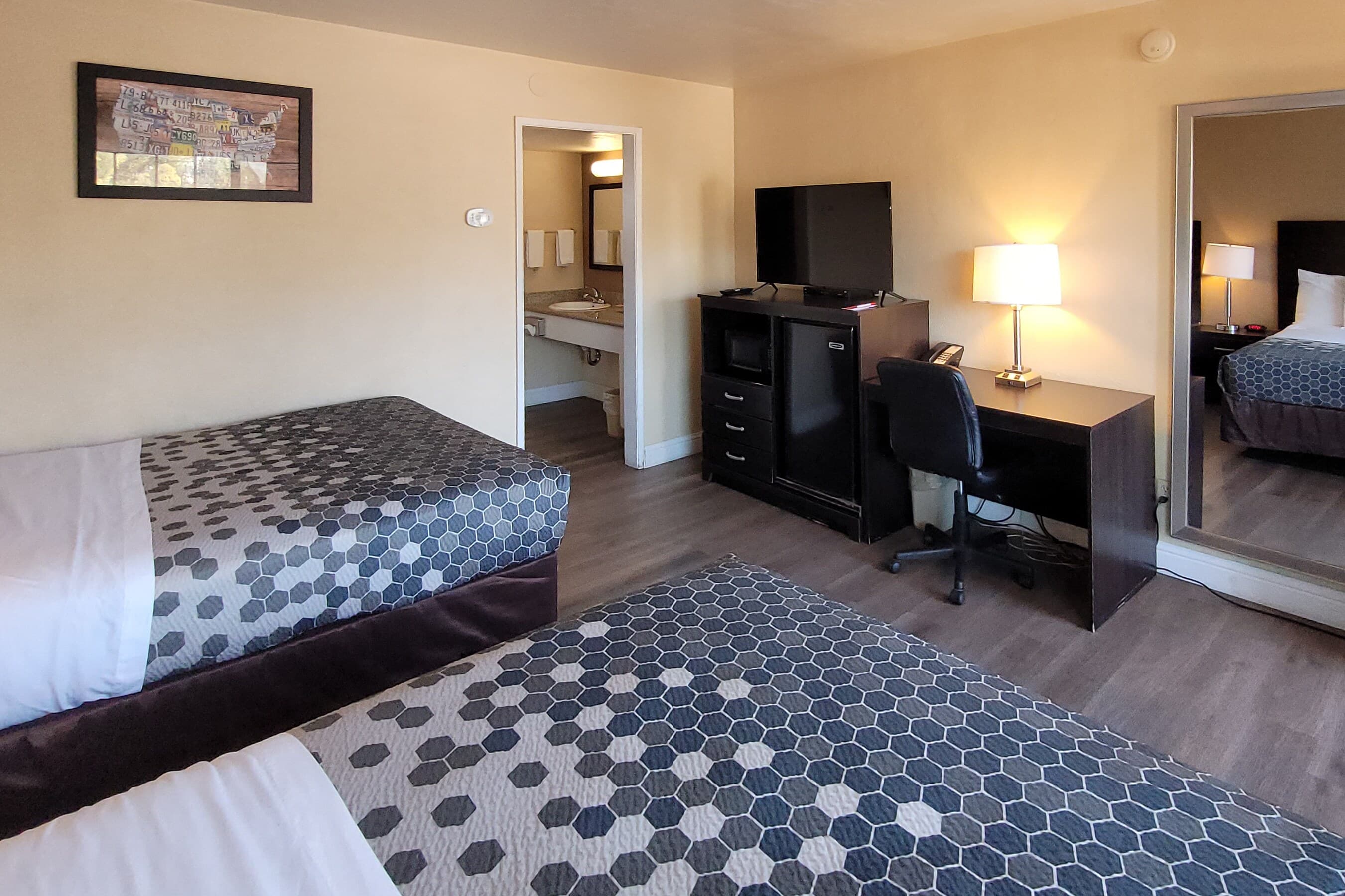 Econo Lodge Sacramento Convention Center - Image 3