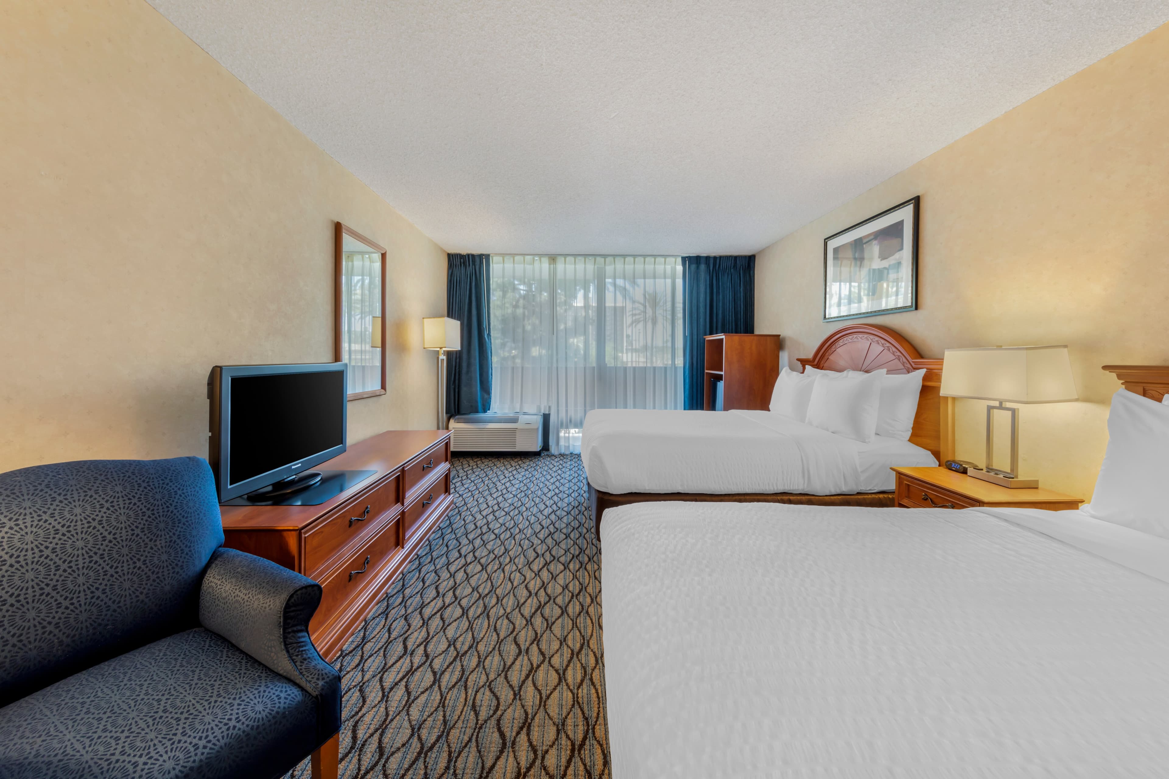 Clarion Hotel Anaheim Resort - Image 2