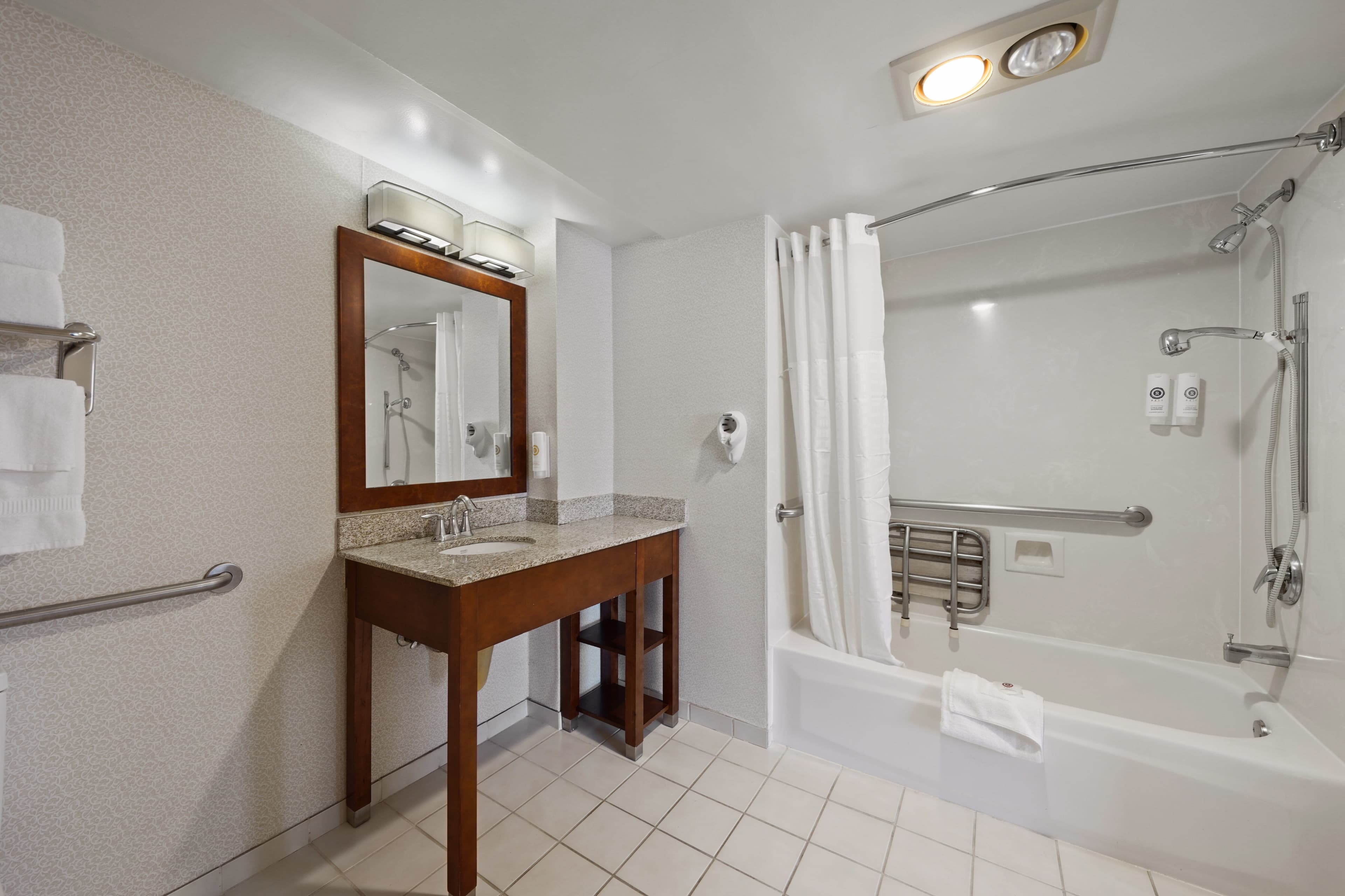 Comfort Inn By the Bay - Image 5
