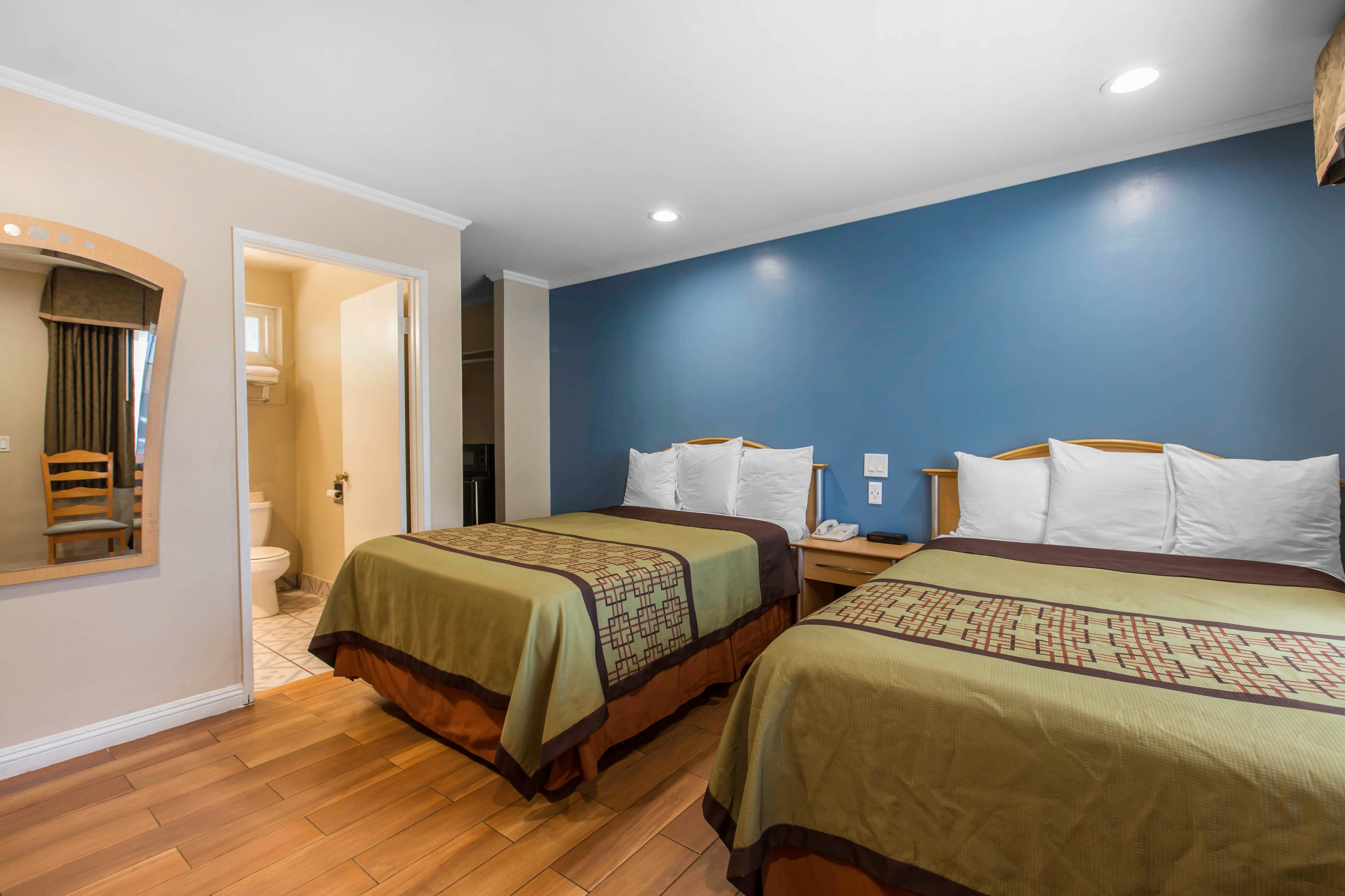 Rodeway Inn Escondido Downtown - Image 2