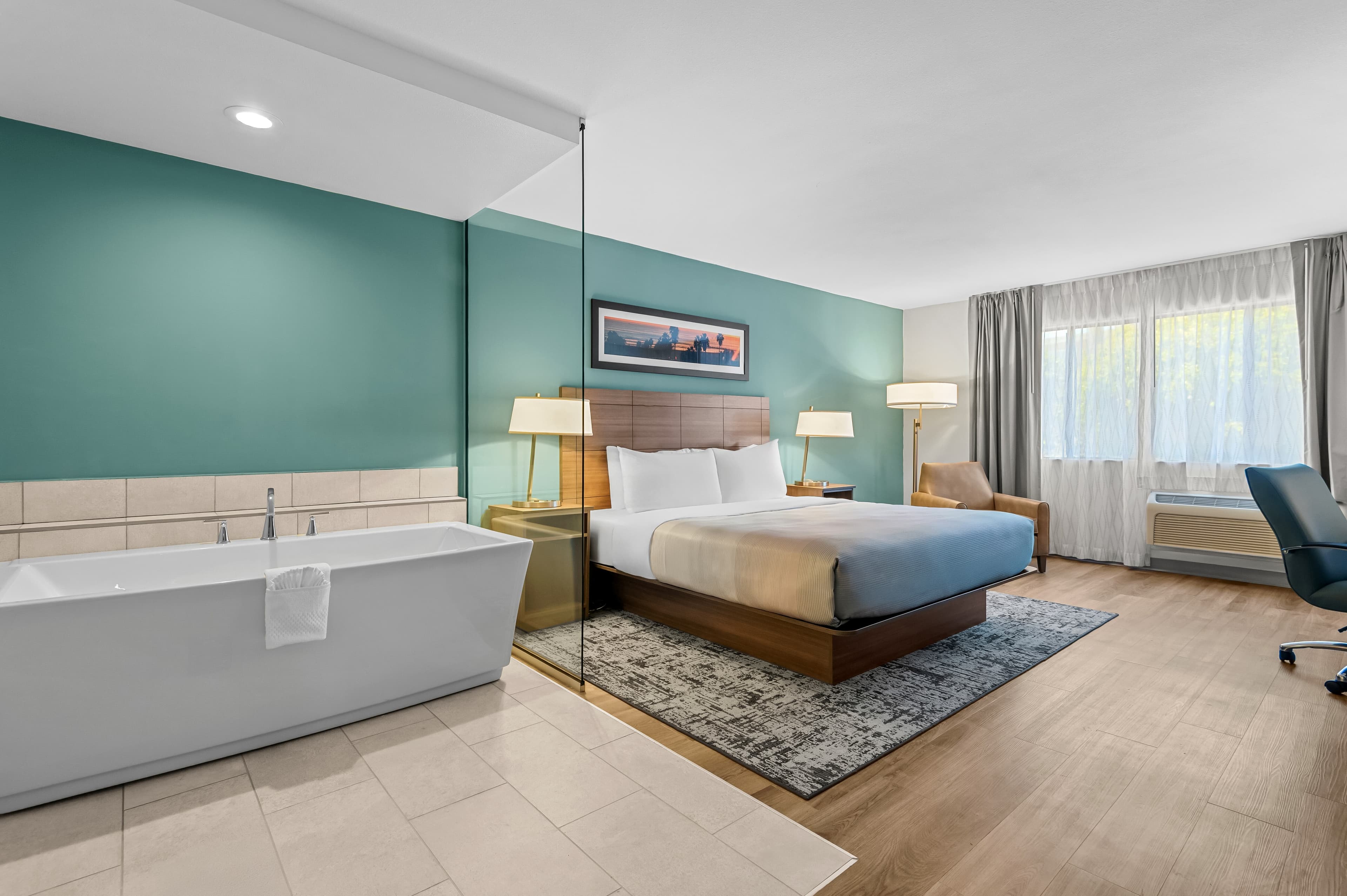 1 King Bed, Deluxe - Image 1