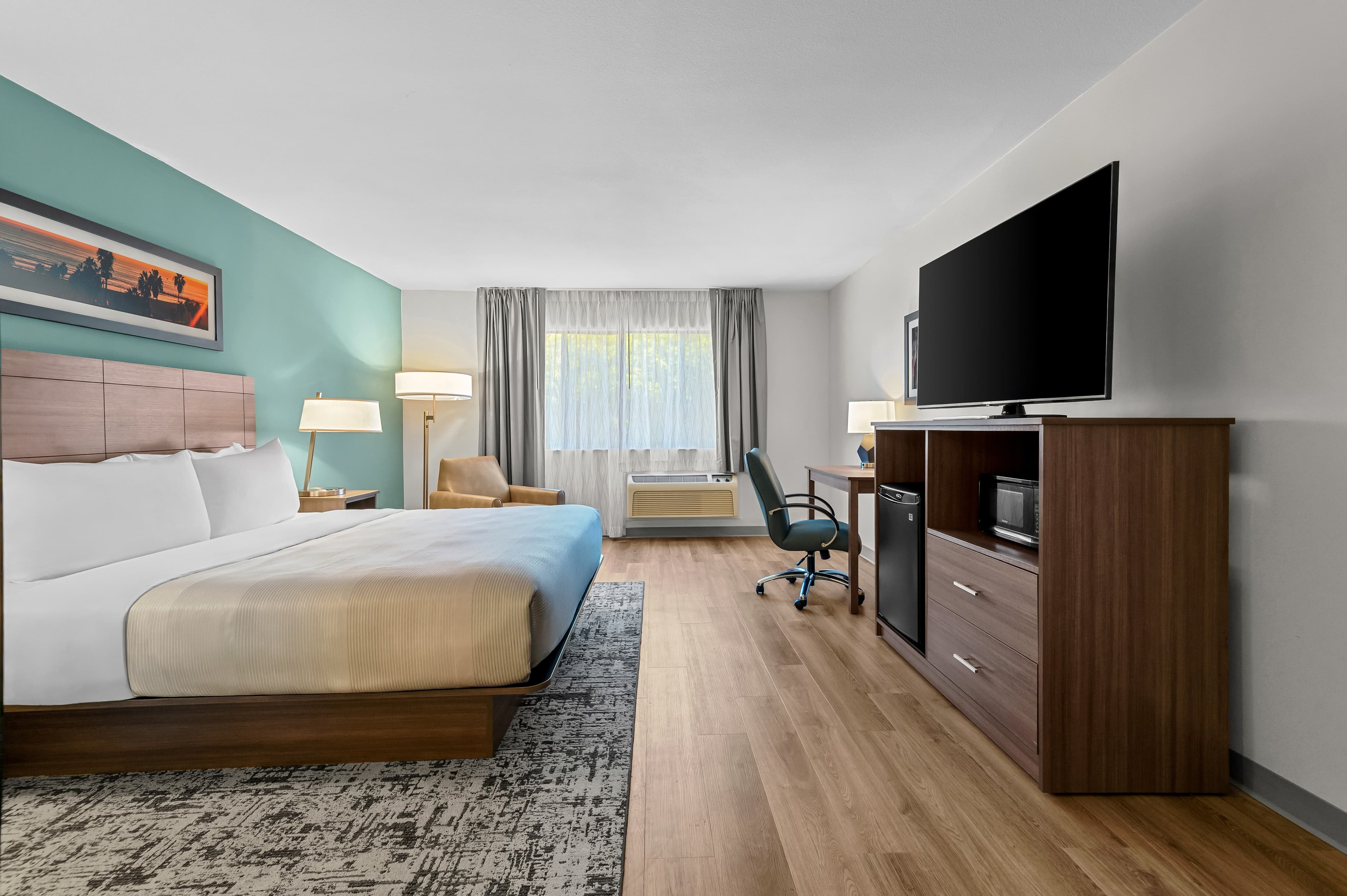 1 King Bed, Deluxe - Image 2