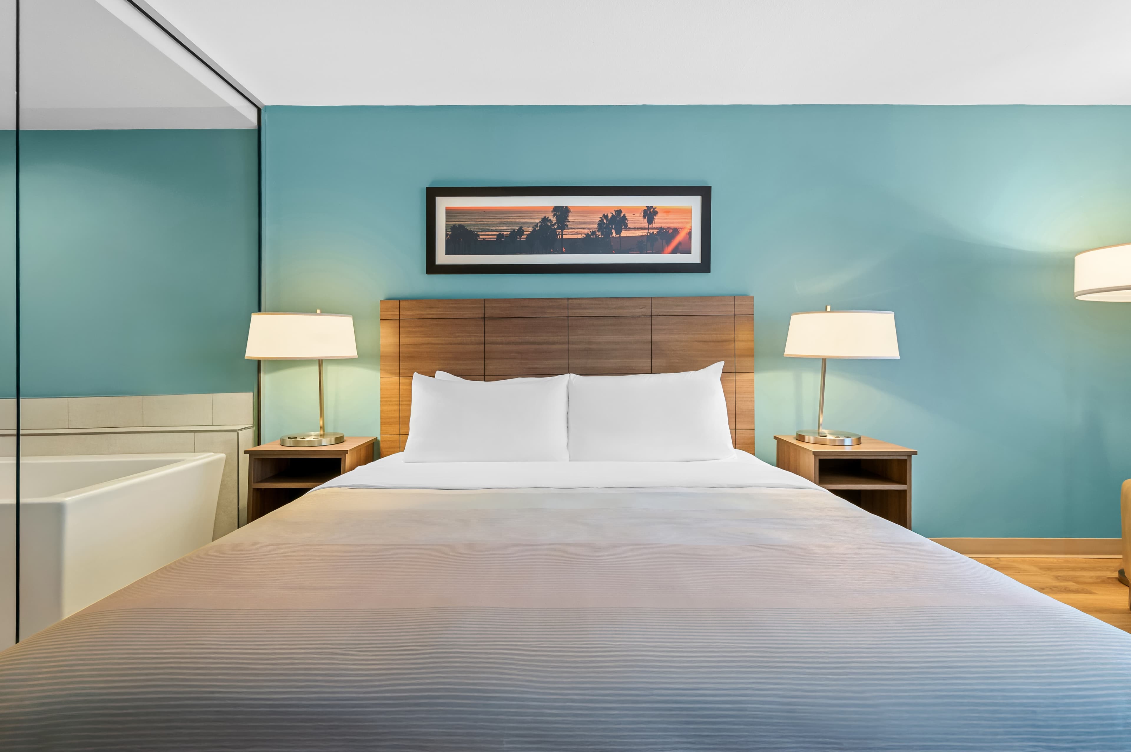 1 King Bed, Deluxe - Image 4