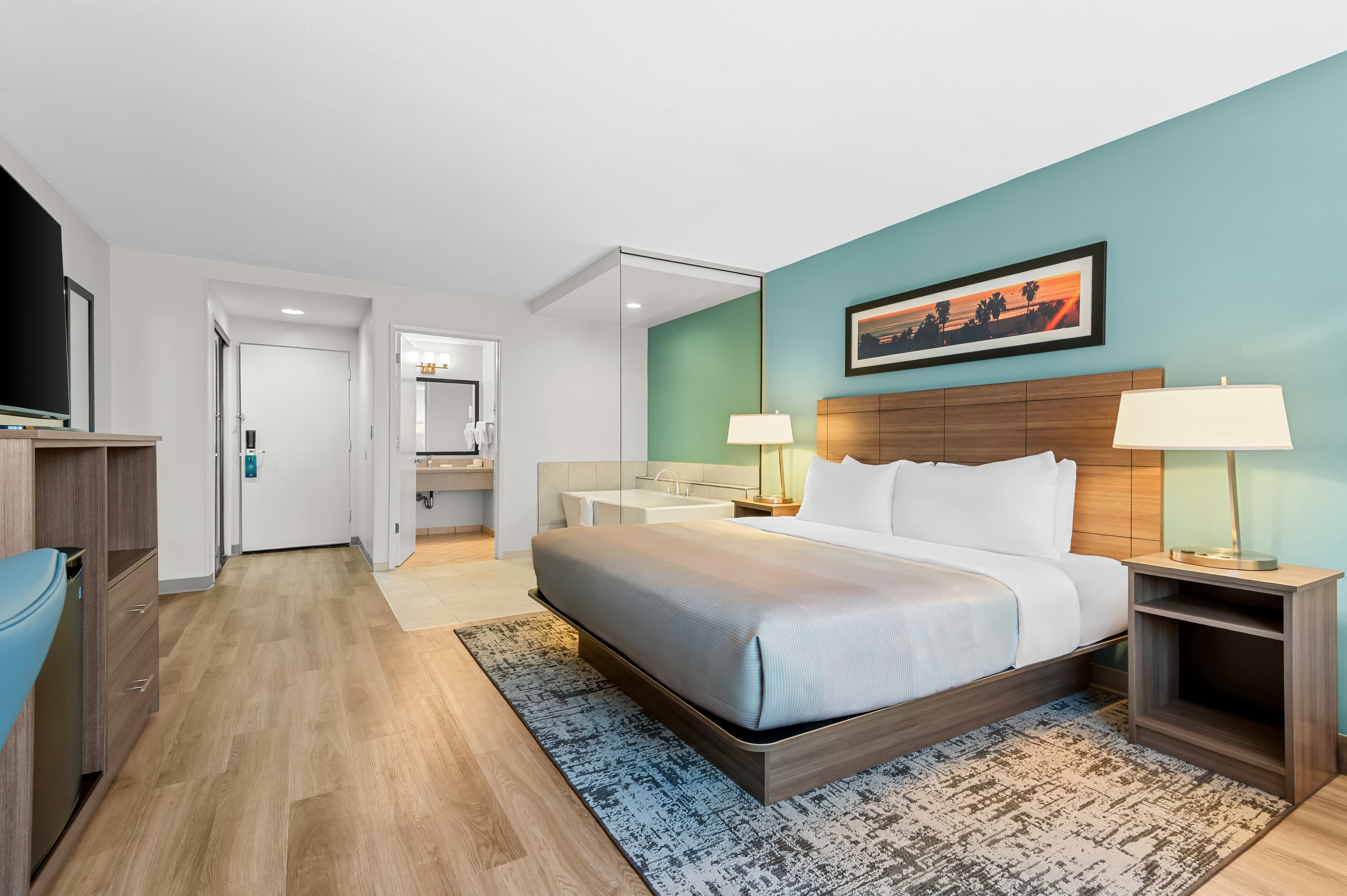 1 King Bed, Deluxe - Image 5