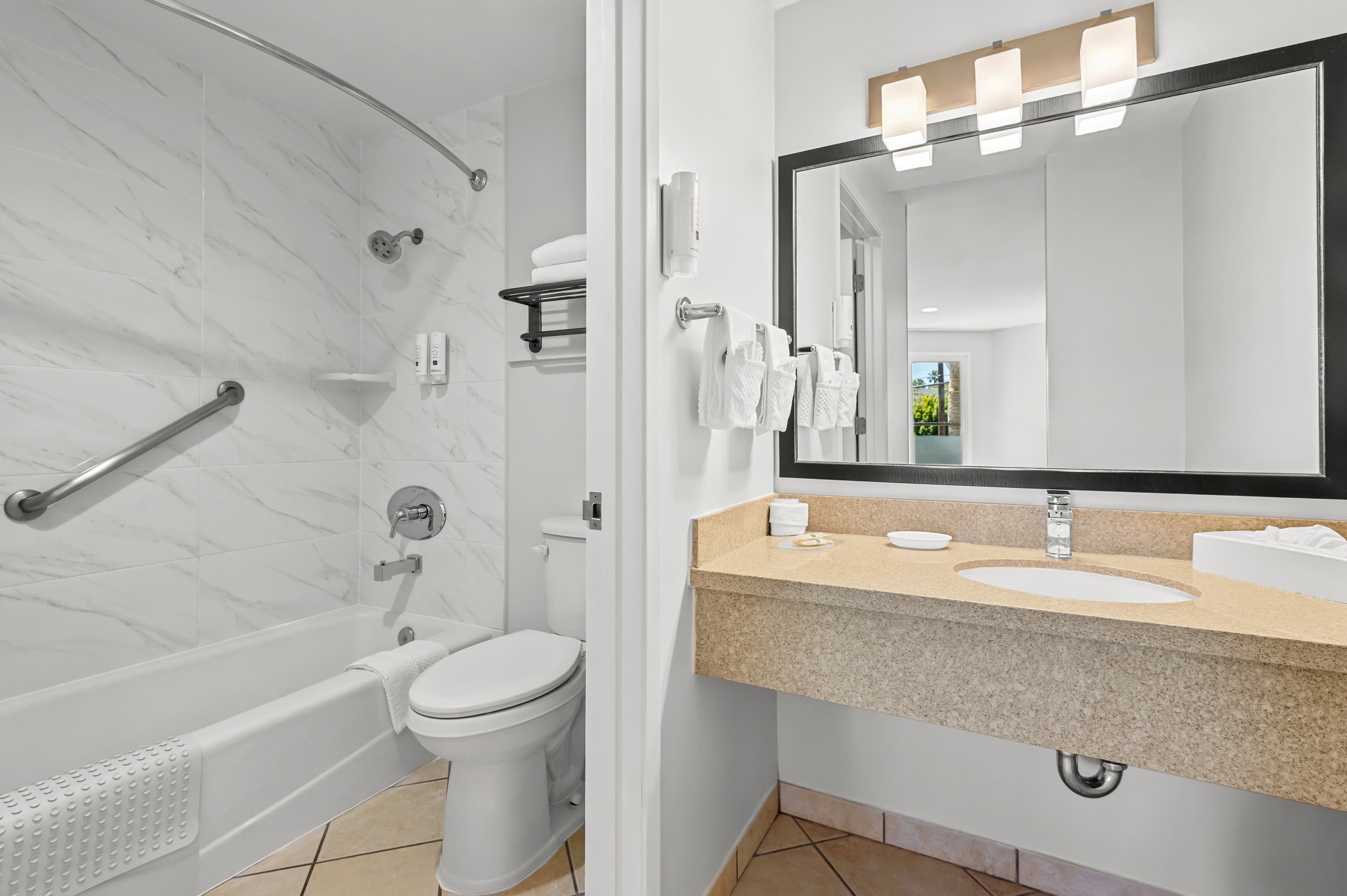 Quality Inn & Suites Hermosa Beach — 12