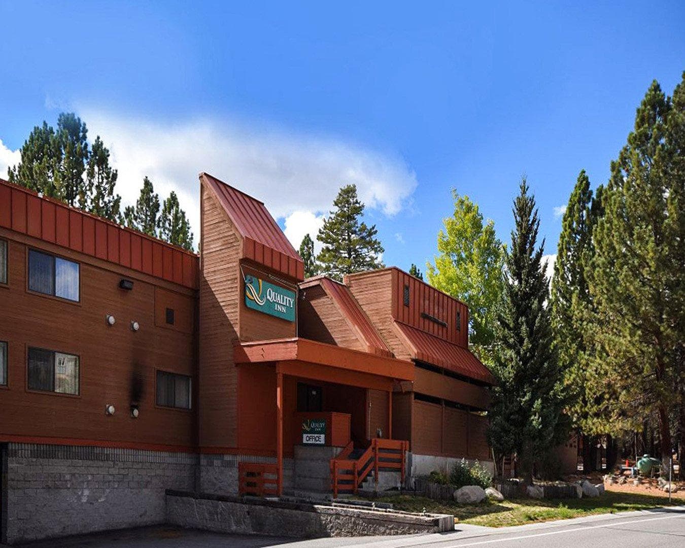 Quality Inn near Mammoth Mountain Ski Resort - Image 1