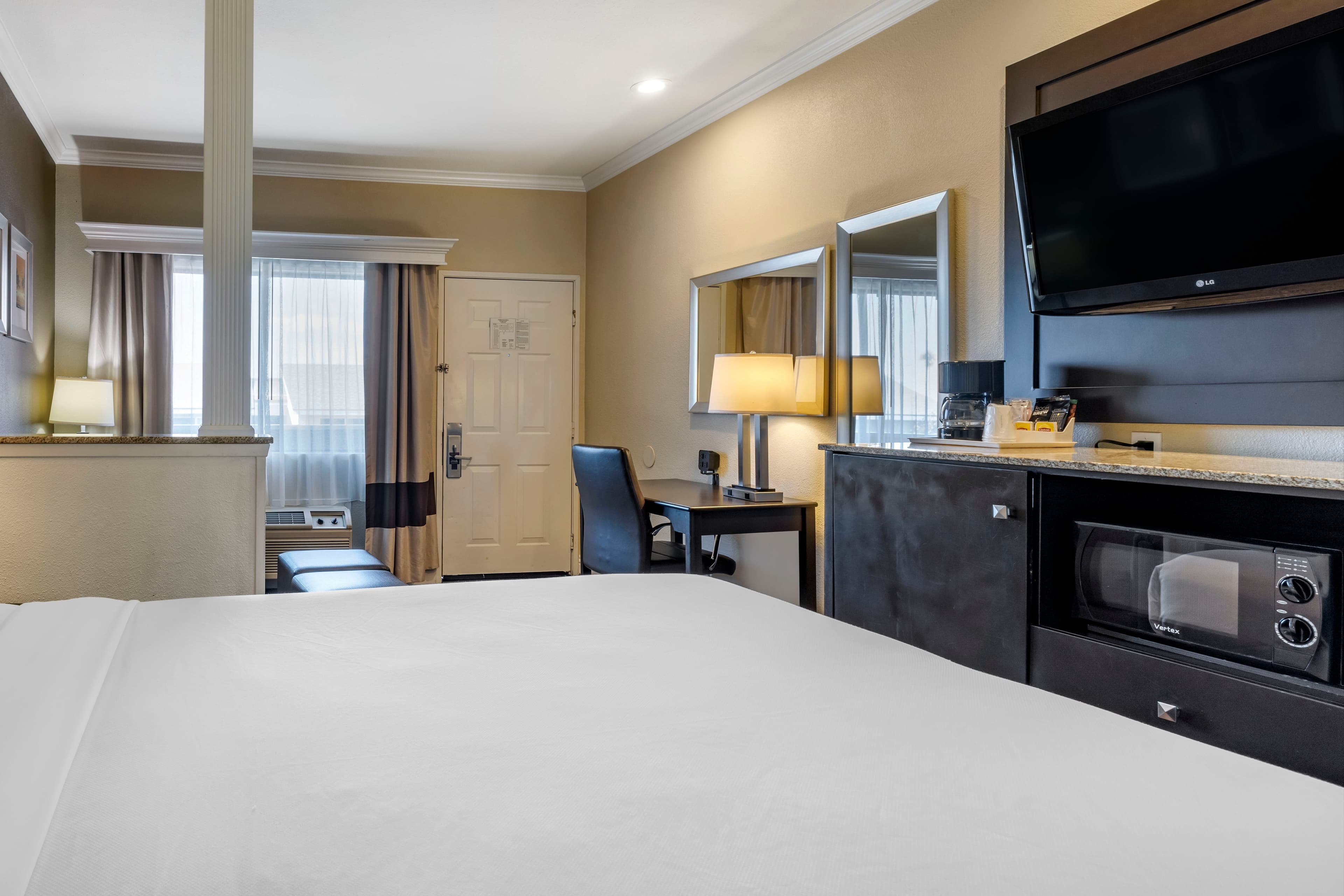 Comfort Inn & Suites Huntington Beach — 8